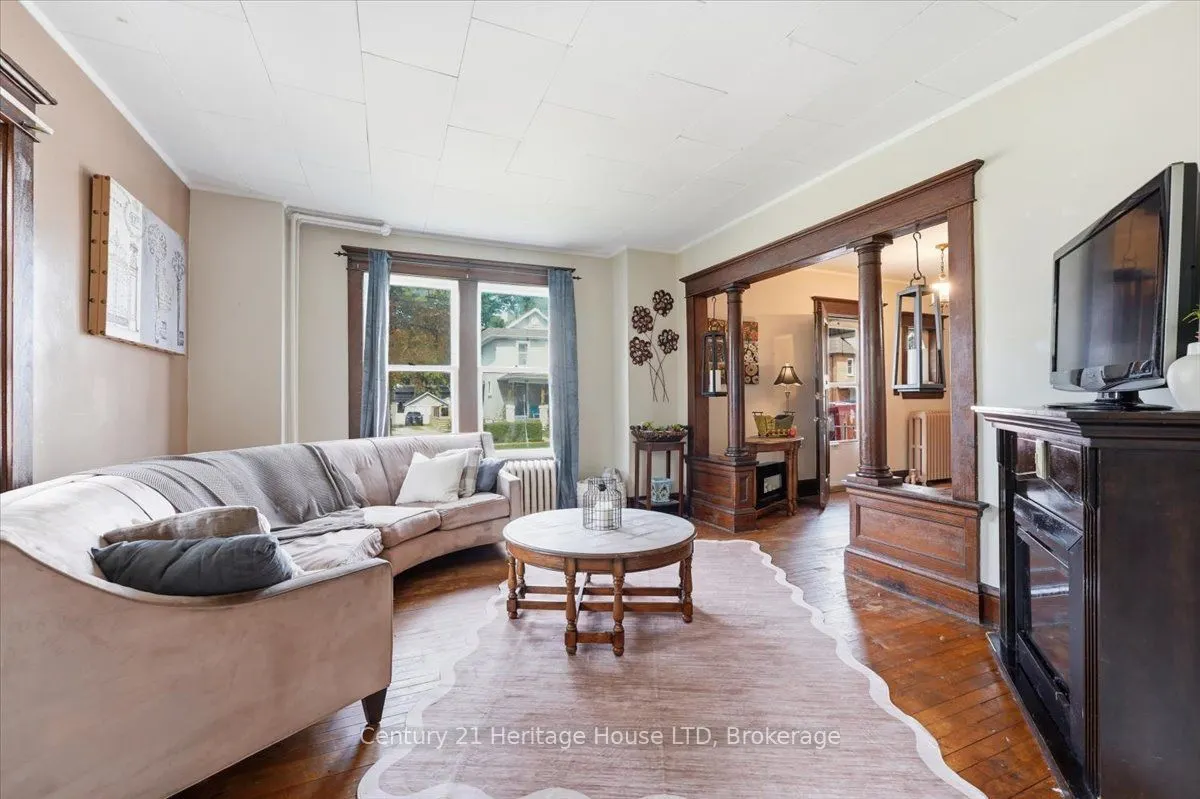 17 Elizabeth Street E