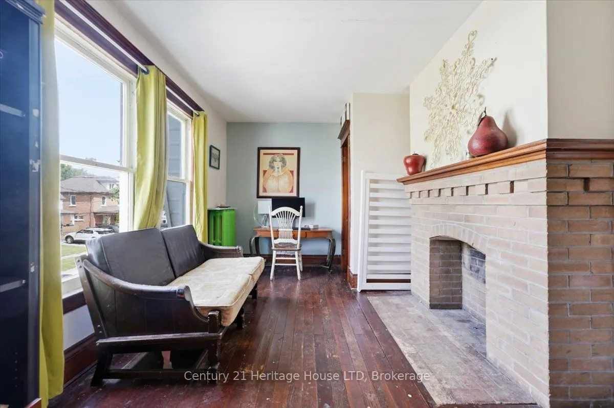 17 Elizabeth Street E