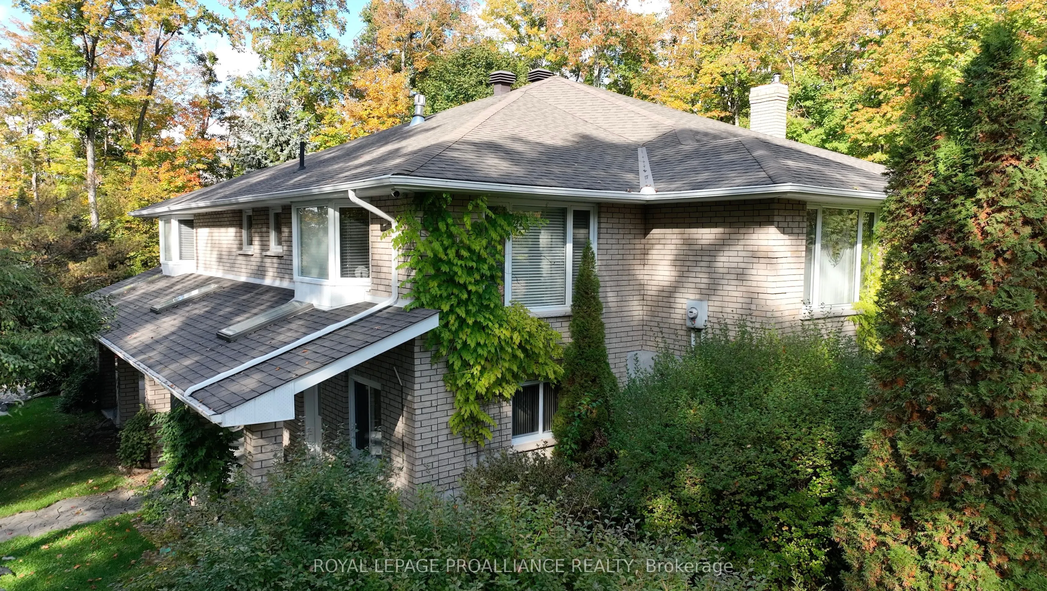 139 Lakeland Avenue S