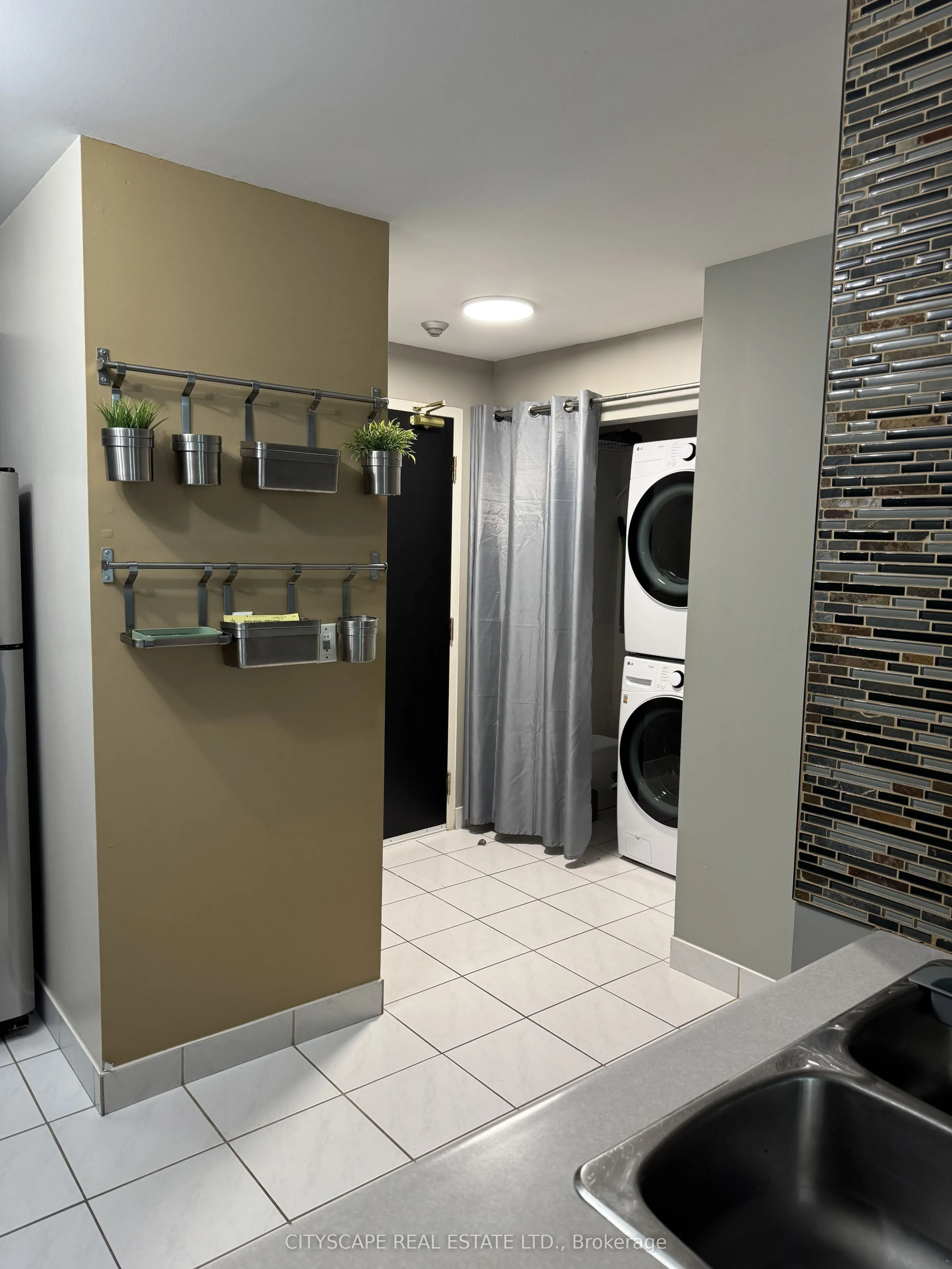 540 Ouellette Avenue #5F