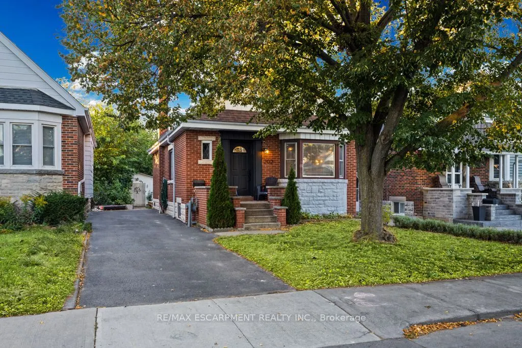 202 Huxley Avenue S