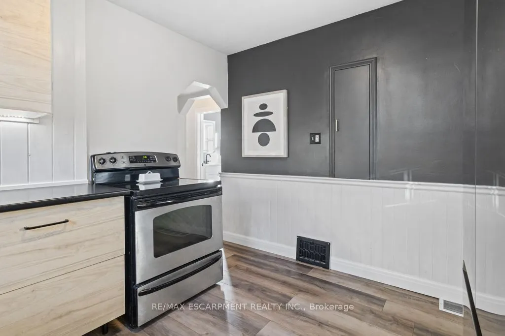 202 Huxley Avenue S