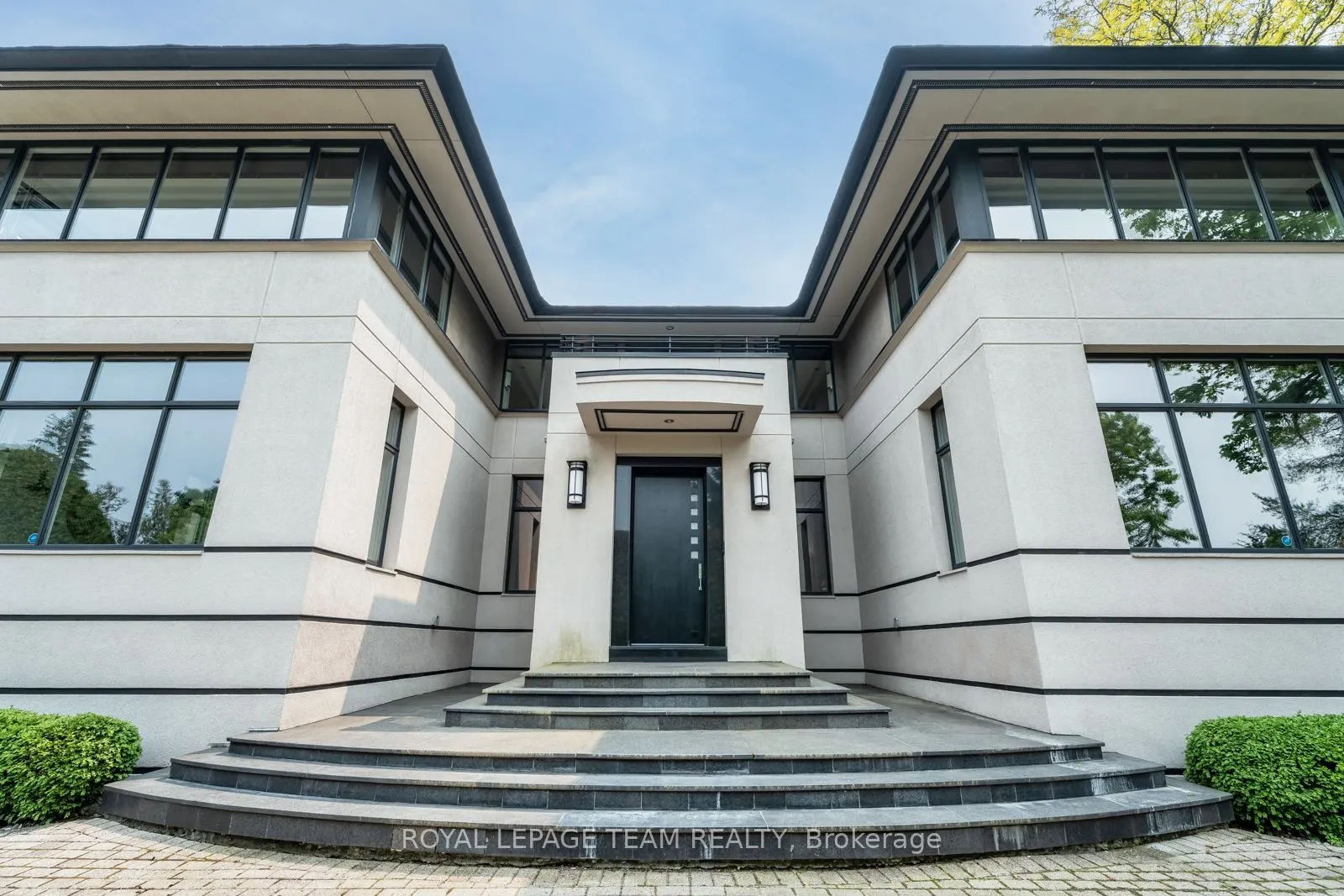 725 Manor Avenue