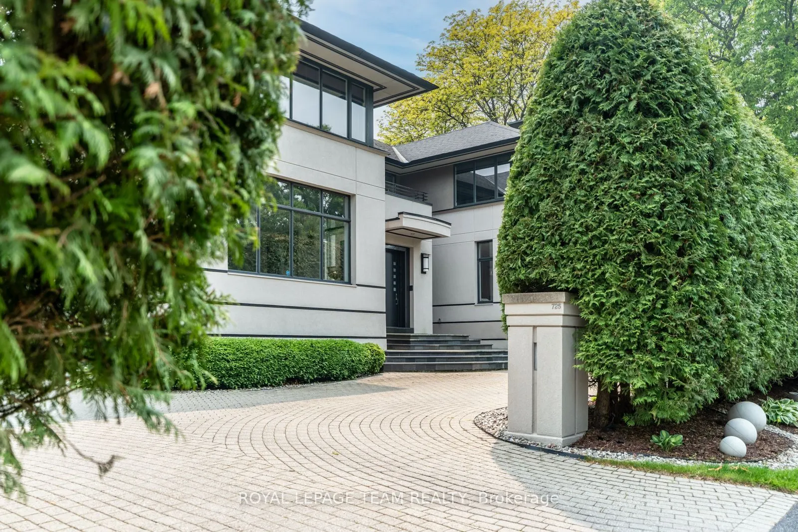 725 Manor Avenue