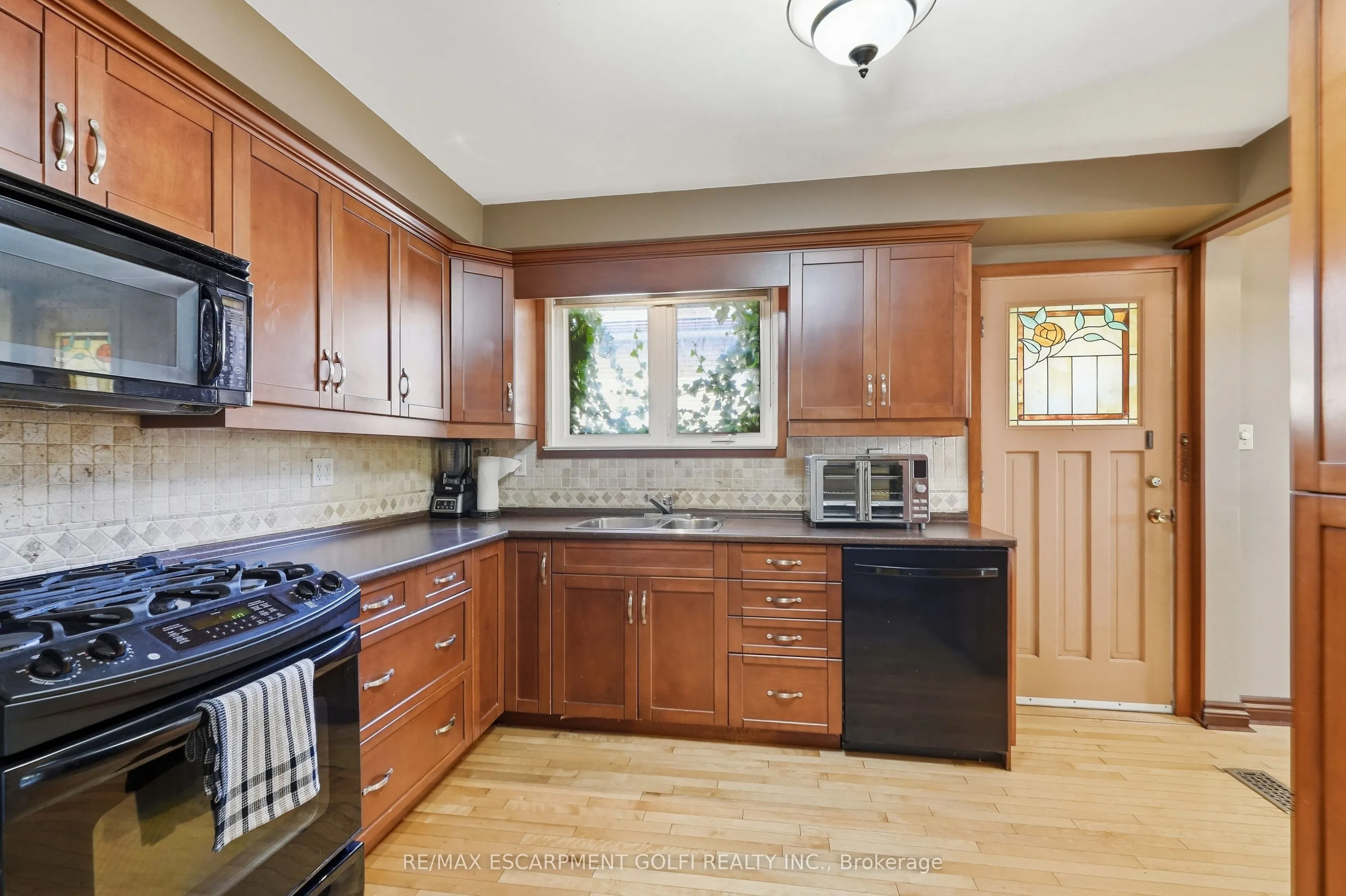 106 Victor Boulevard