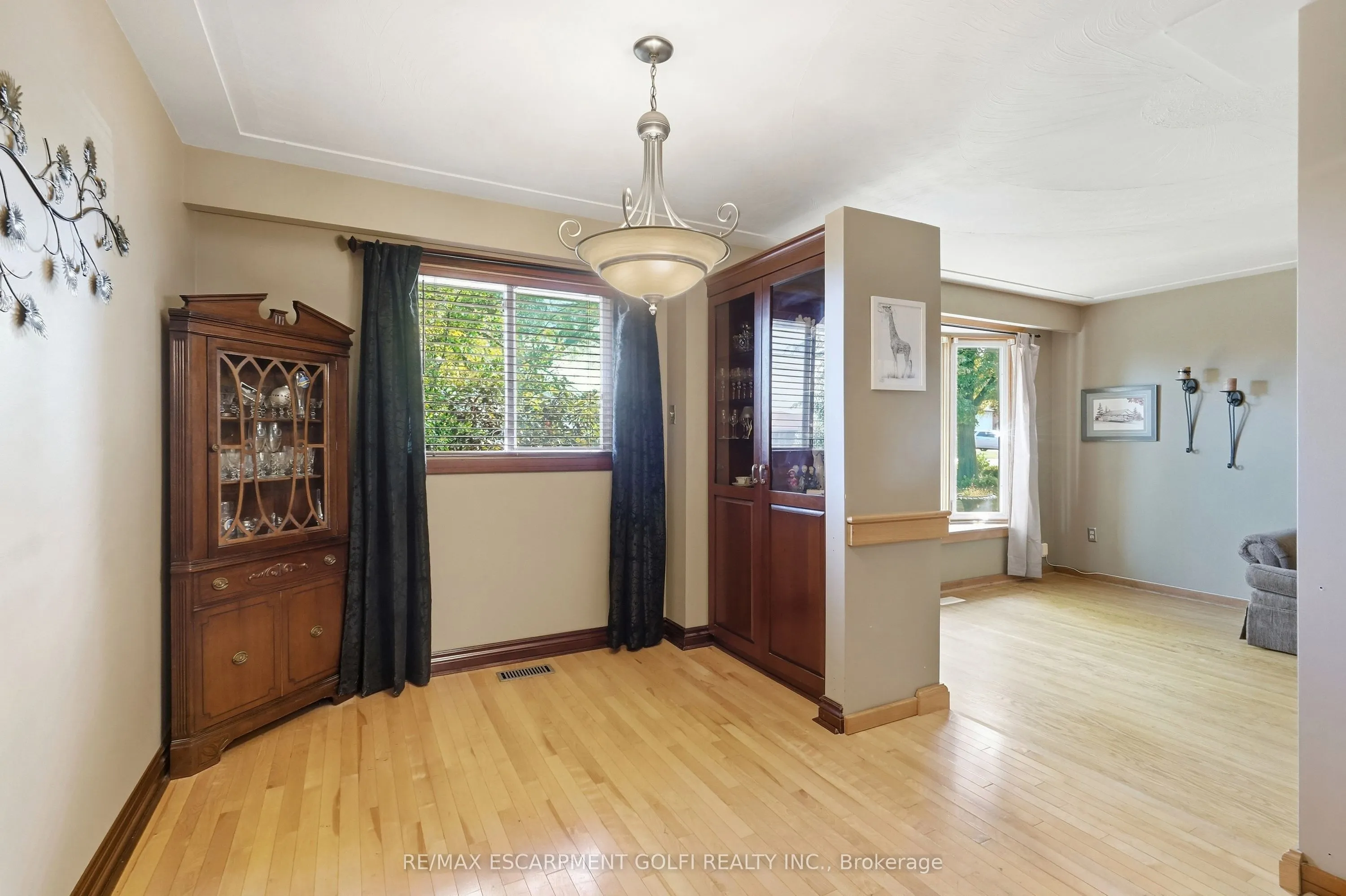 106 Victor Boulevard