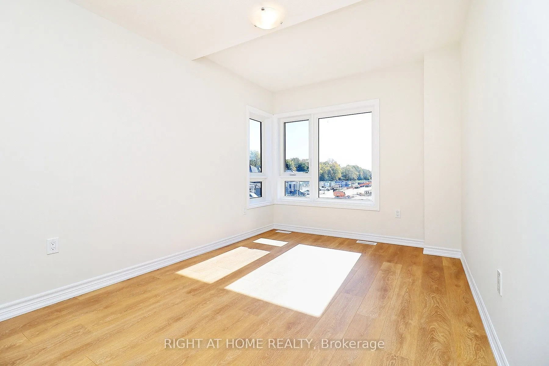 1052 Periwinkle Crescent