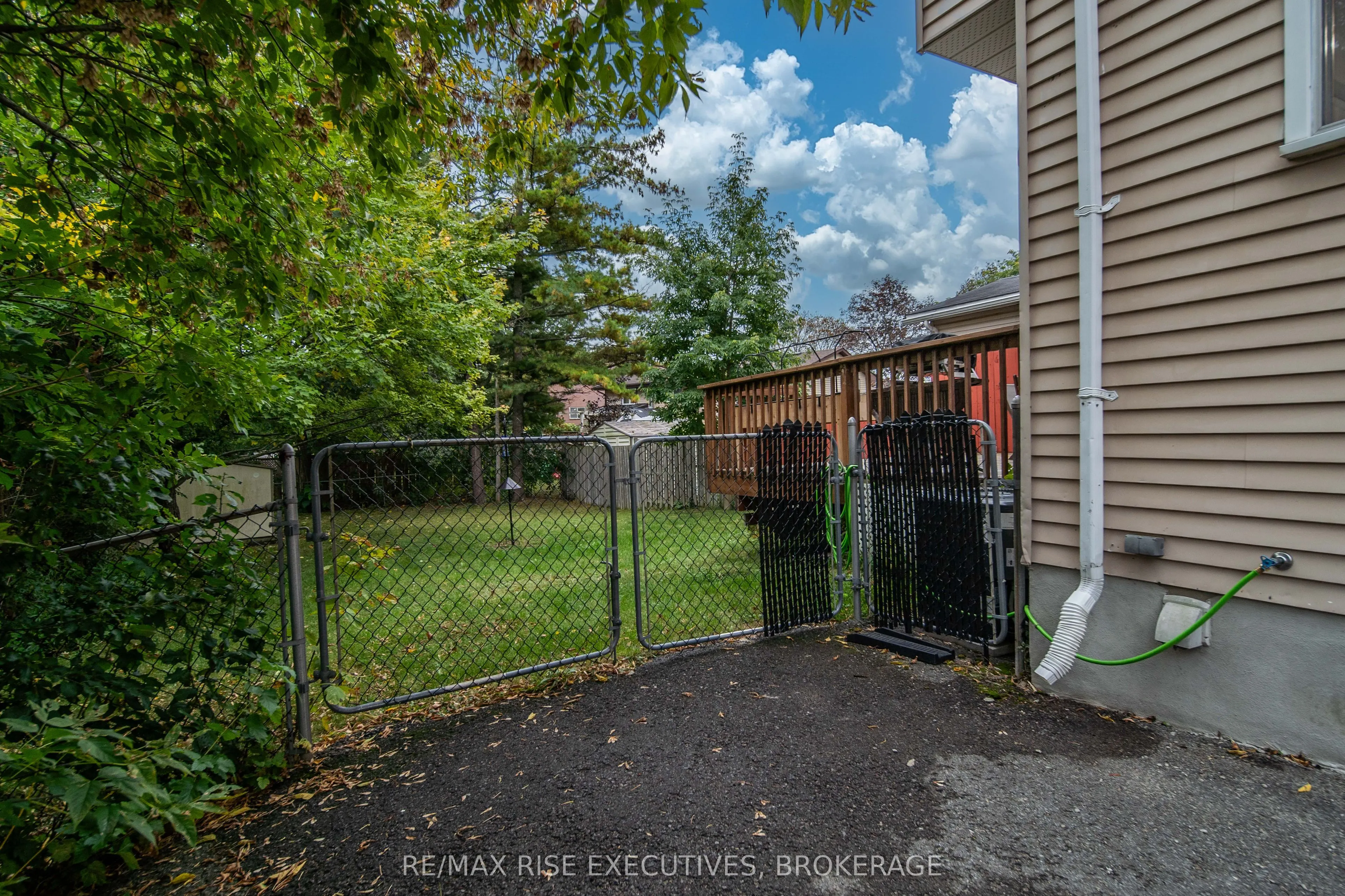 18 Carriage Court Avenue
