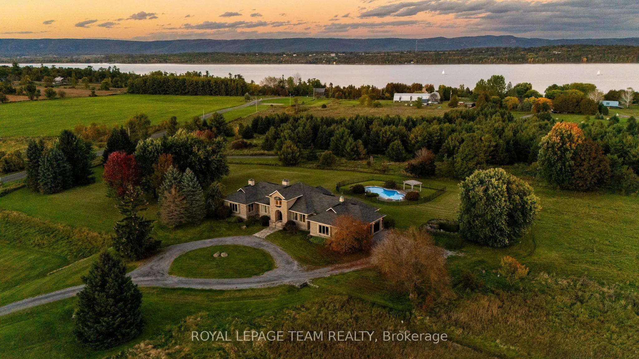 285 Pinhey Point Road