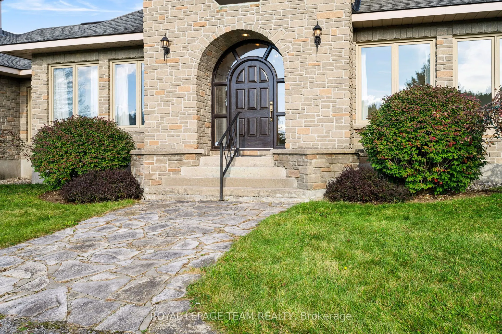 285 Pinhey Point Road