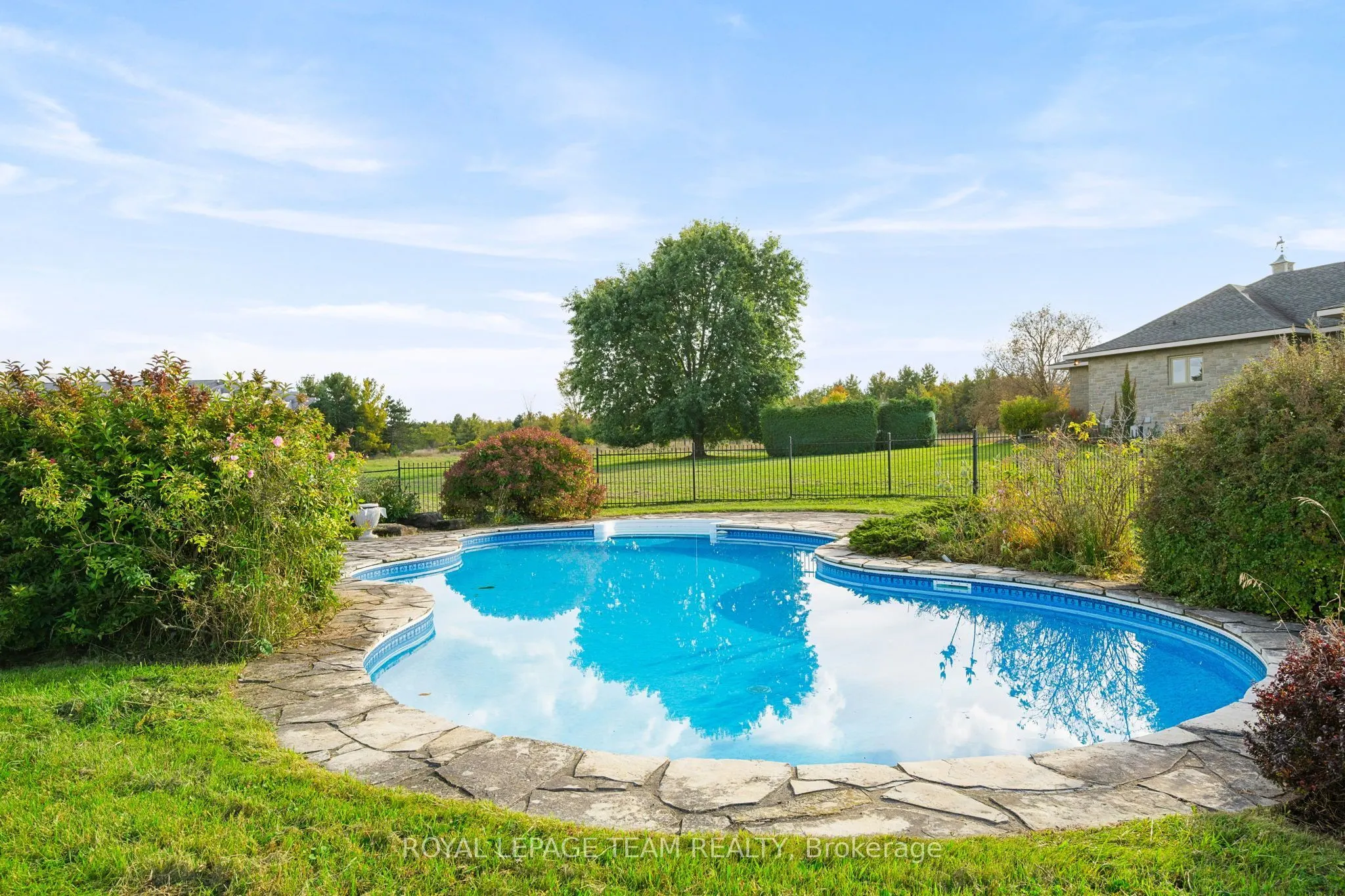 285 Pinhey Point Road