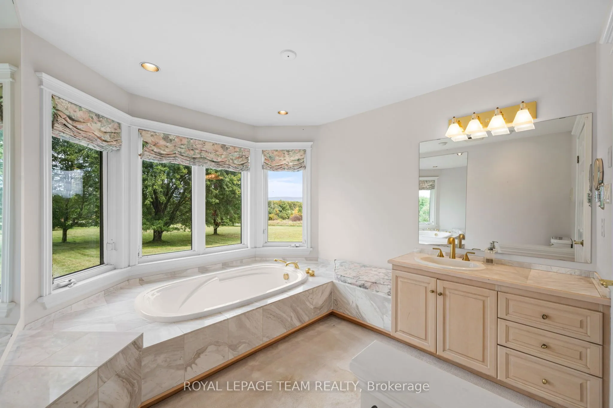 285 Pinhey Point Road