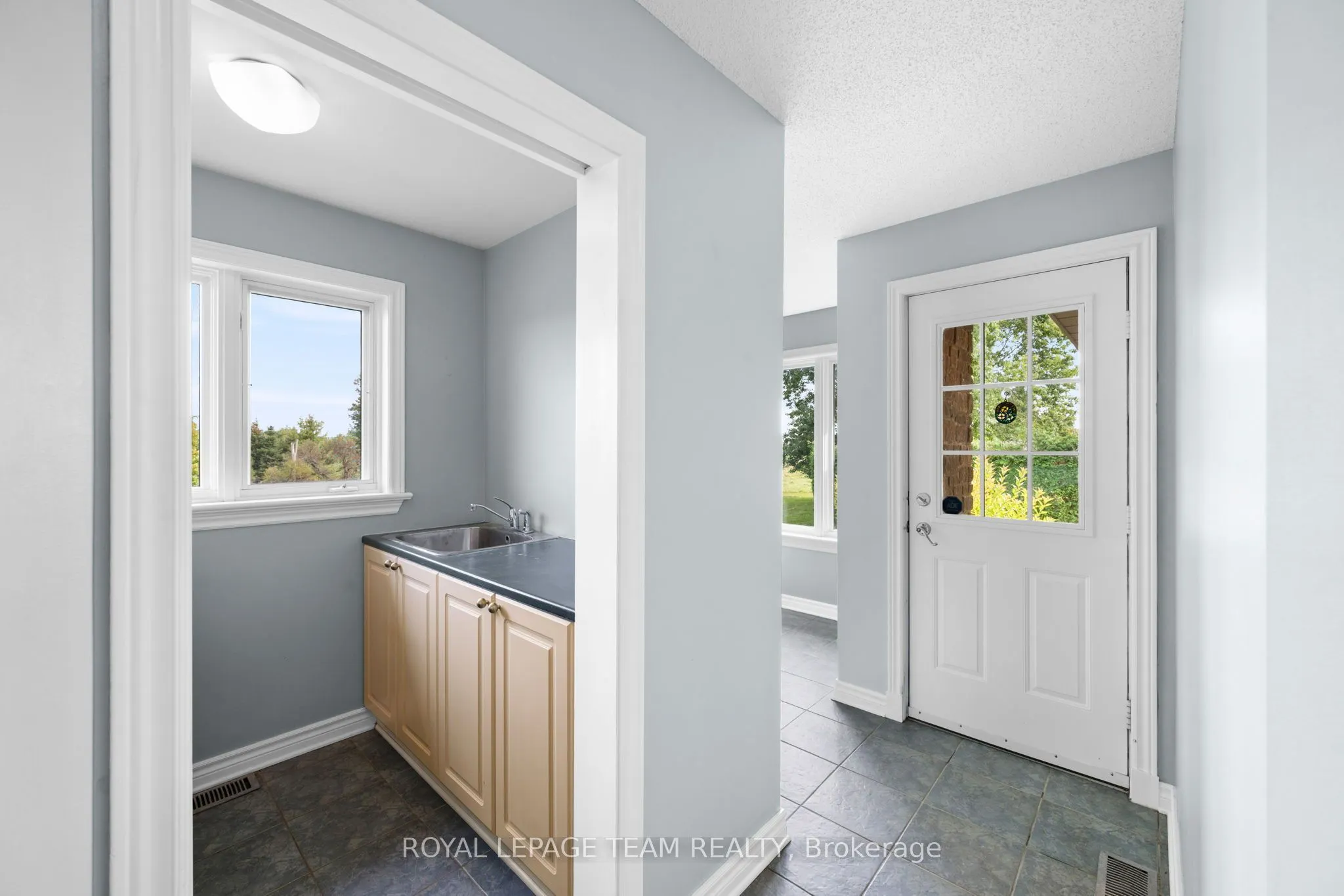 285 Pinhey Point Road