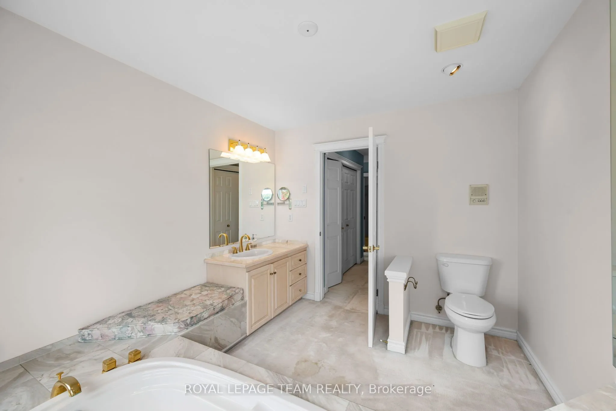 285 Pinhey Point Road
