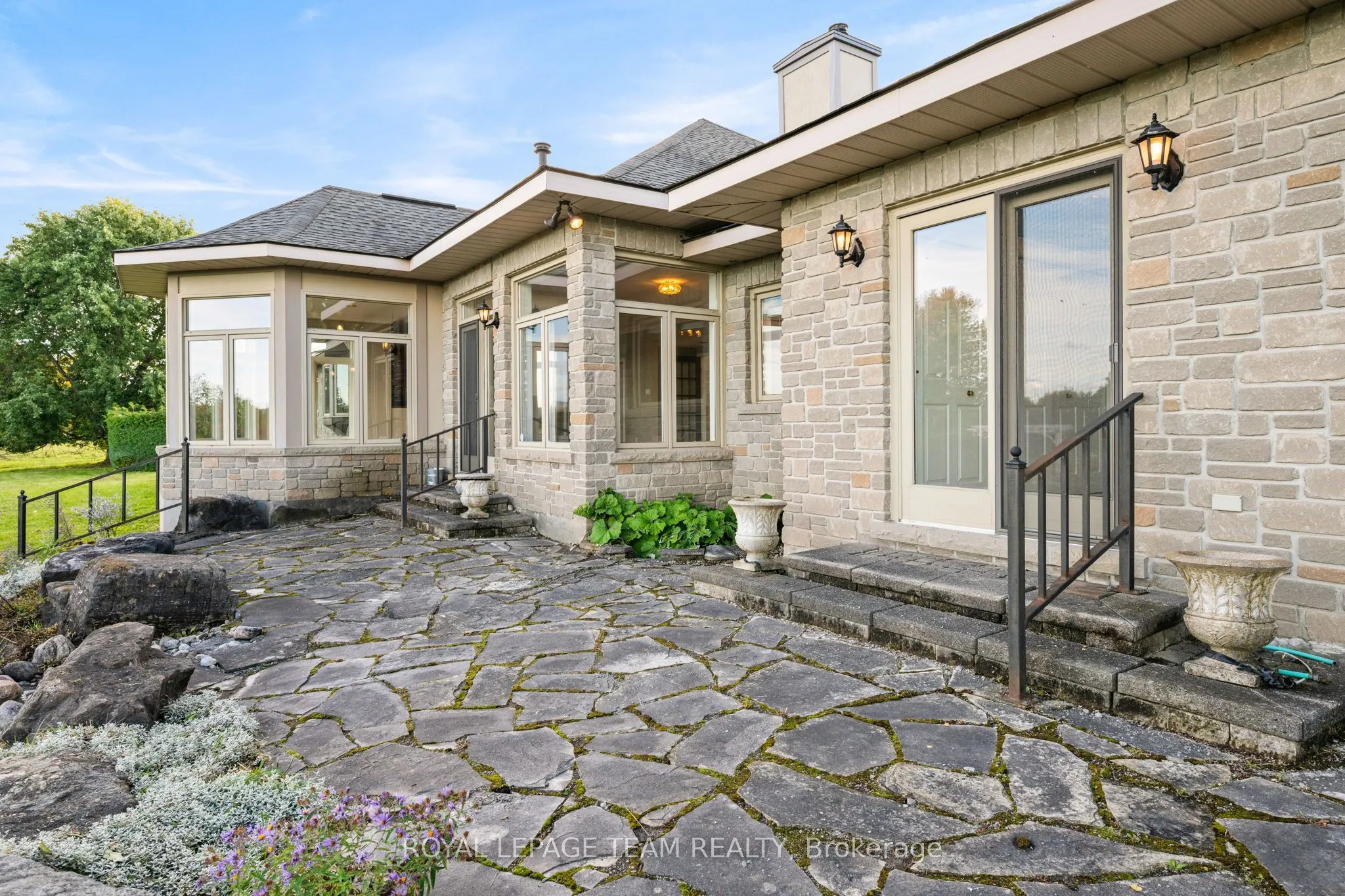 285 Pinhey Point Road