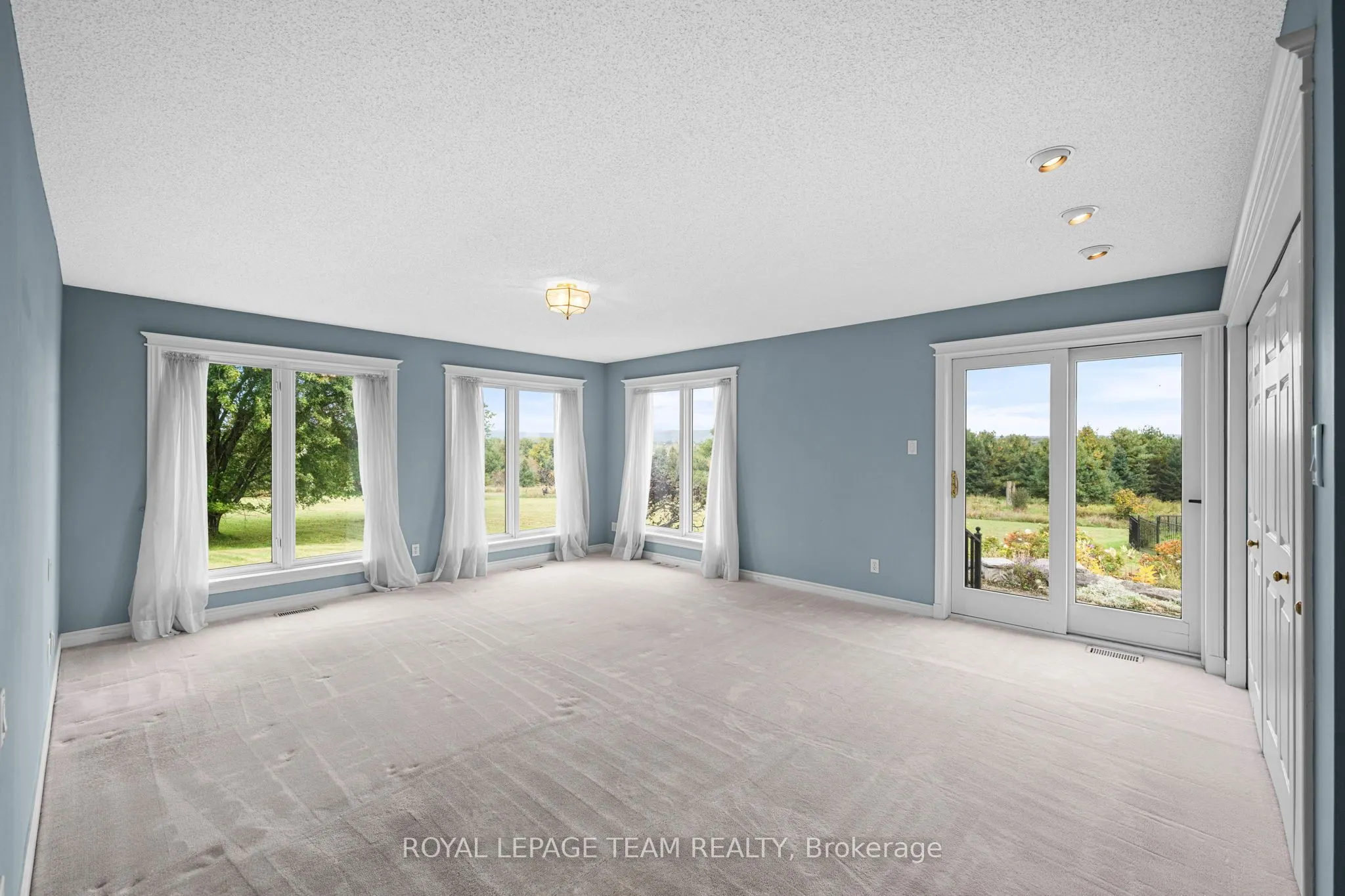 285 Pinhey Point Road