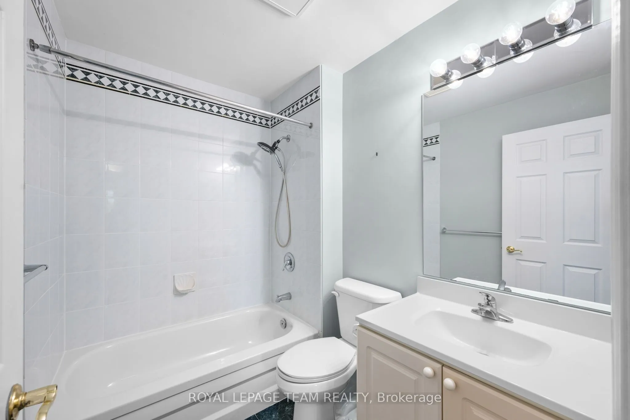 285 Pinhey Point Road