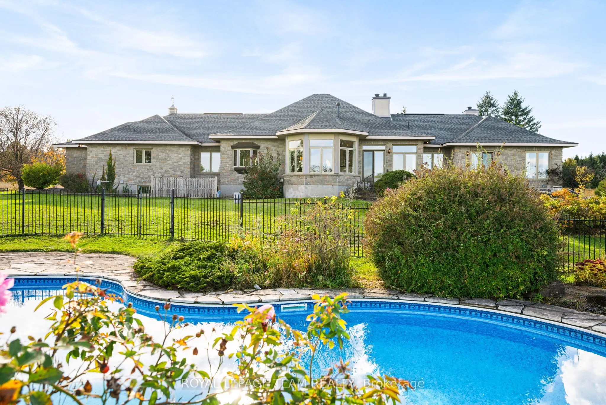 285 Pinhey Point Road