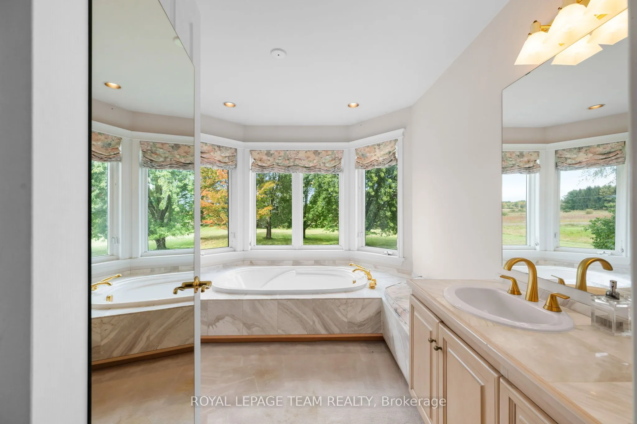 285 Pinhey Point Road