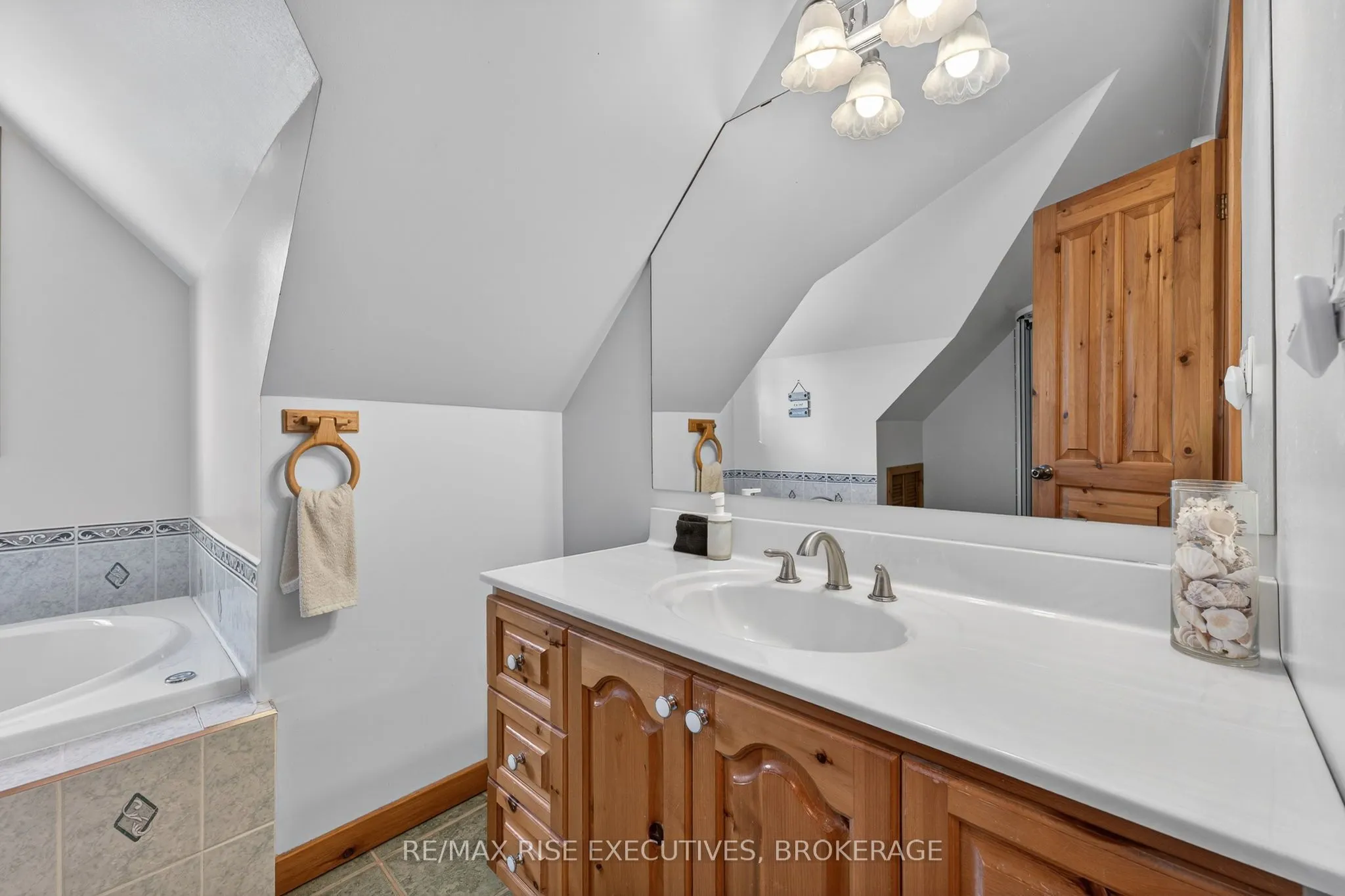 1093B Two Loon Lane