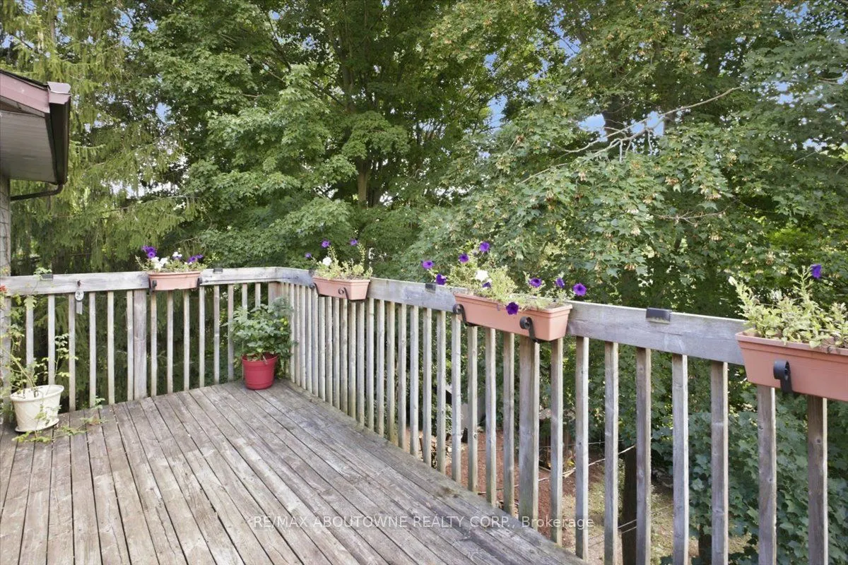 943 Mayfair Crescent