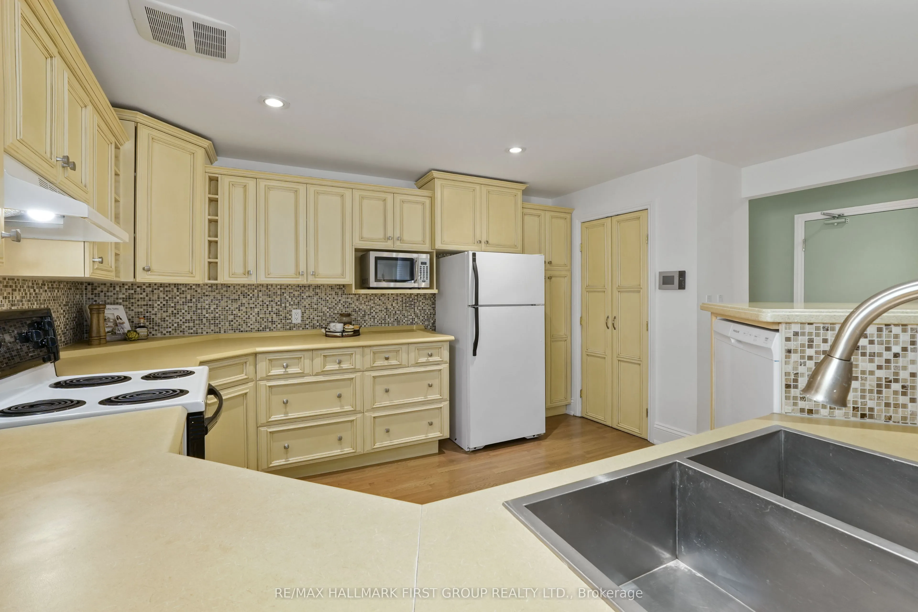 19 King Street W #202