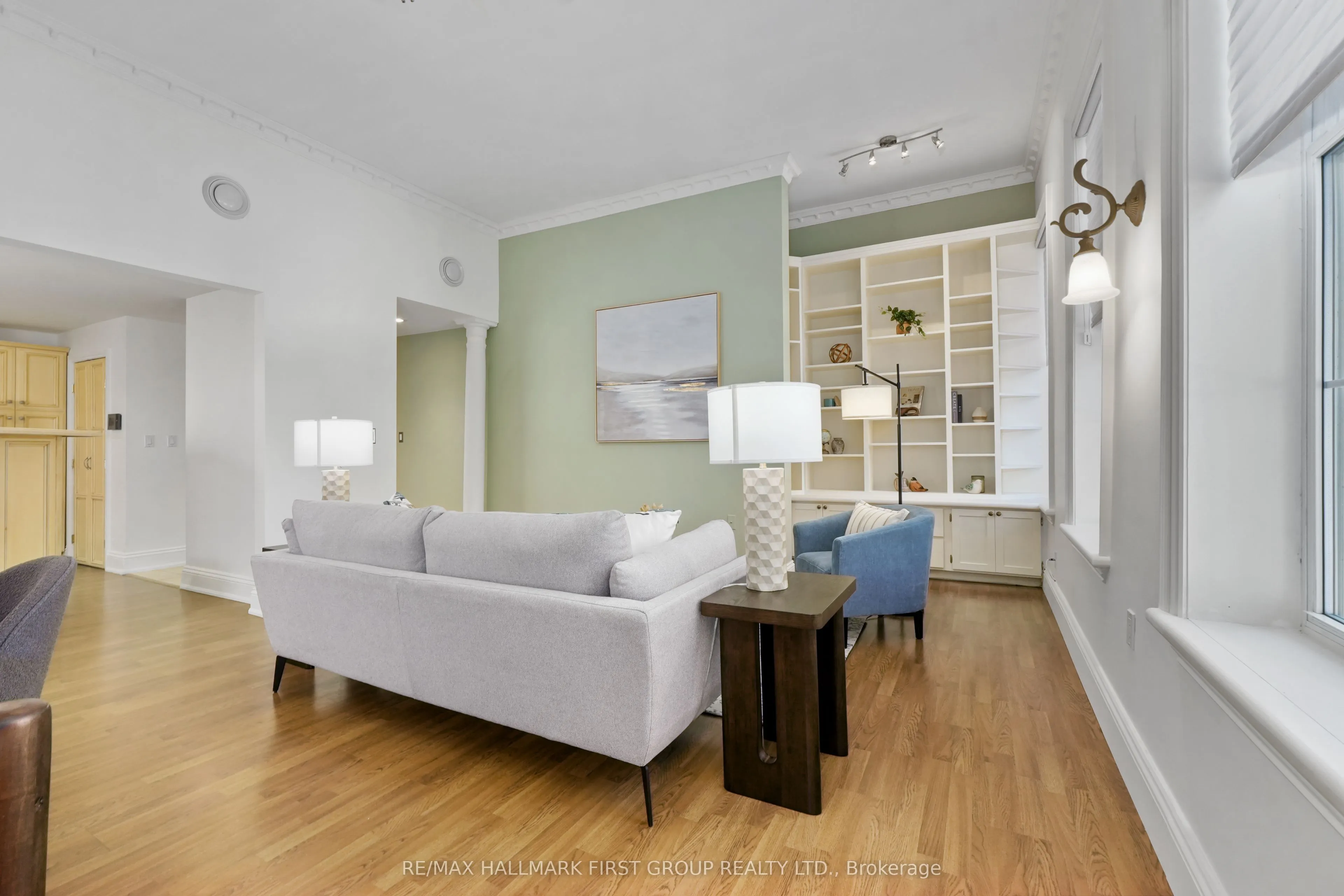 19 King Street W #202