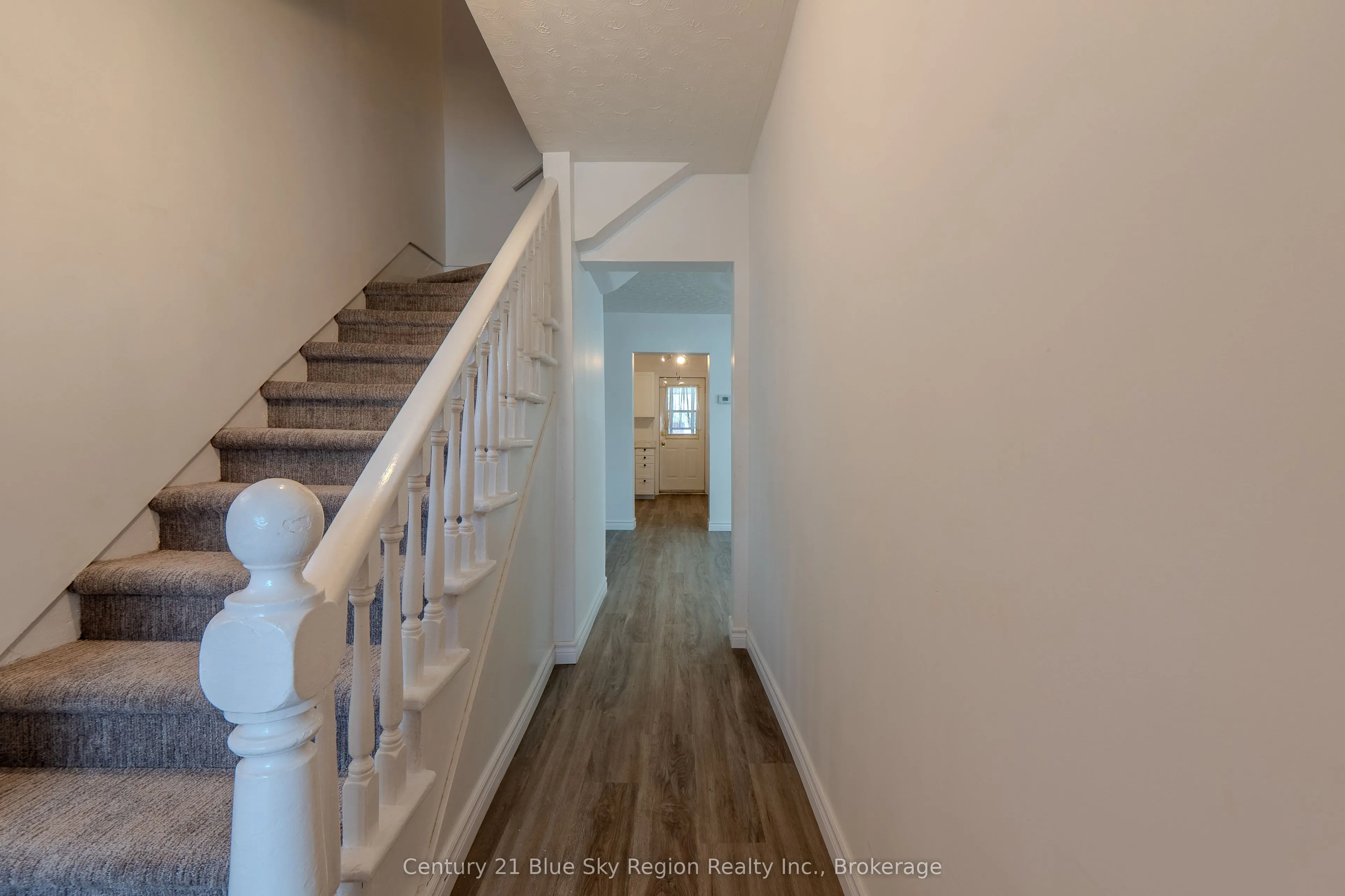 624 McIntyre Street E