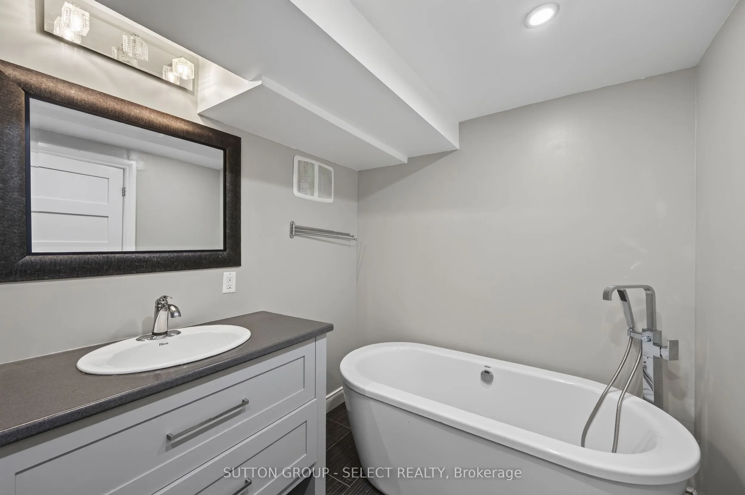 768 Franklinway Crescent