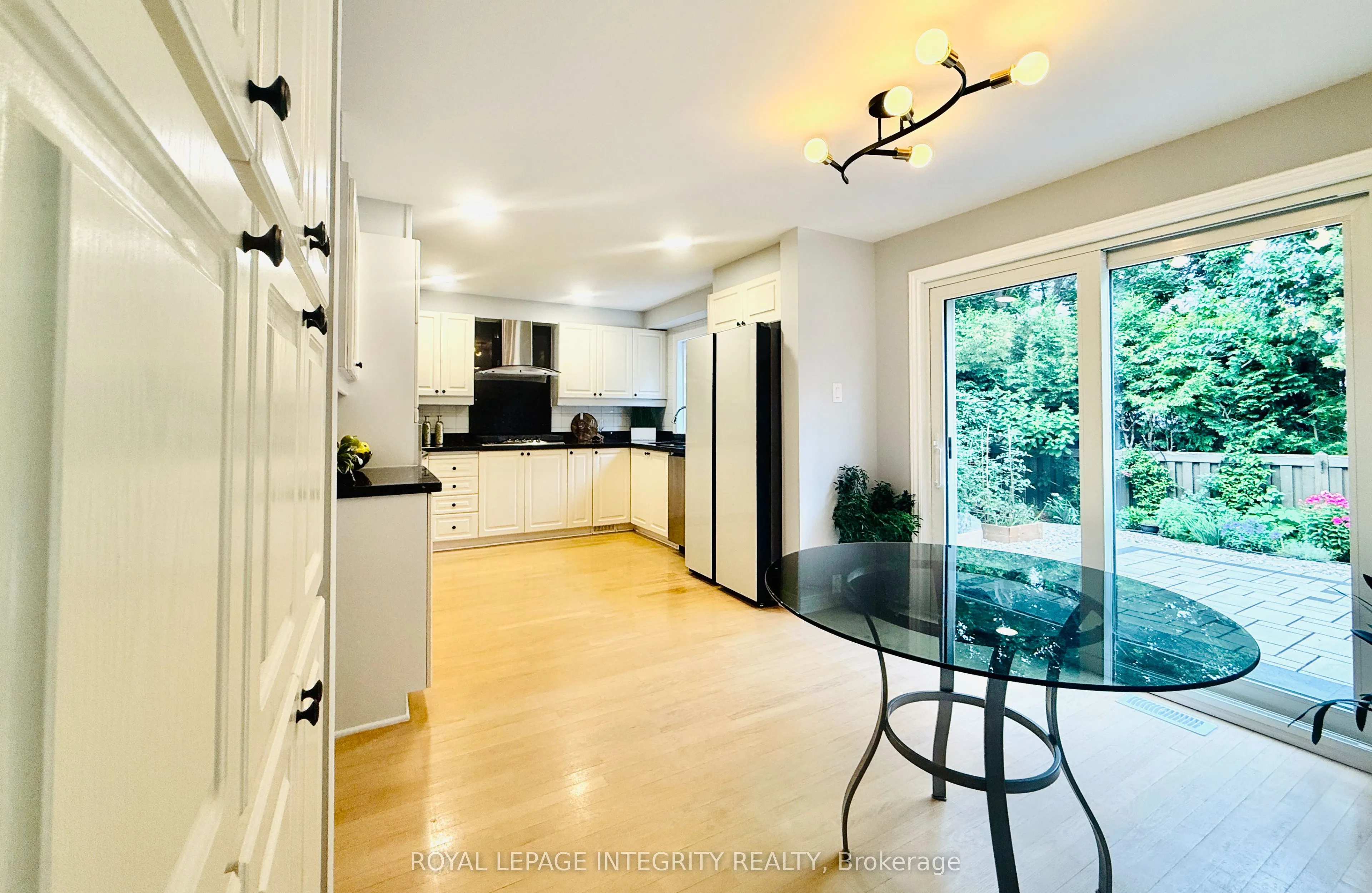 4 GLENARDEN Court