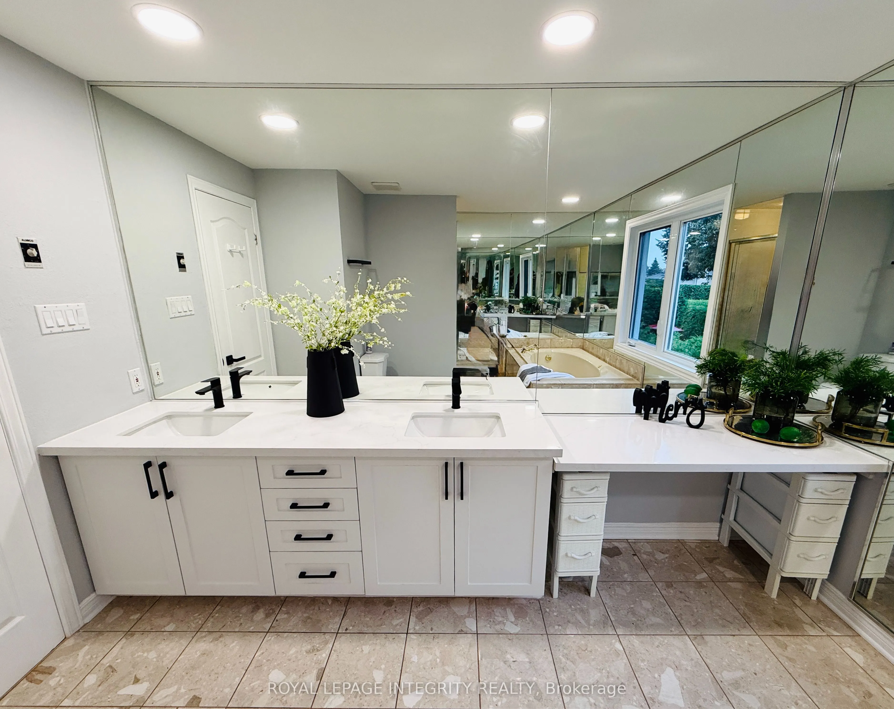 4 GLENARDEN Court