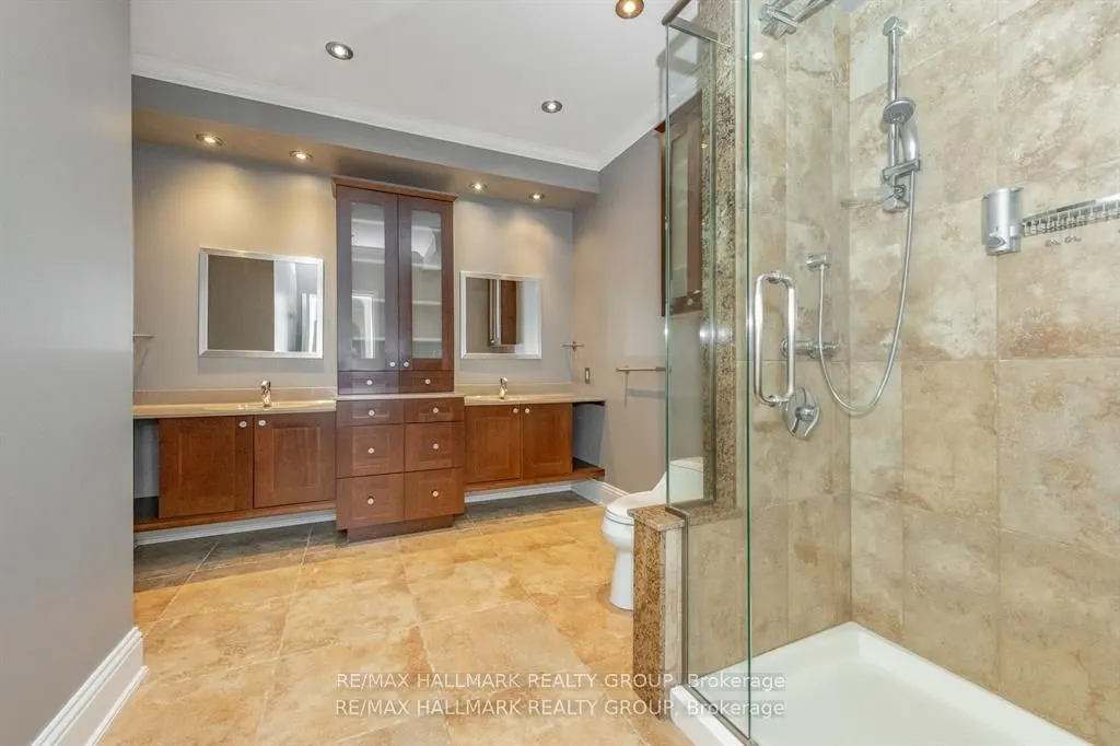 5800 Queenscourt Crescent