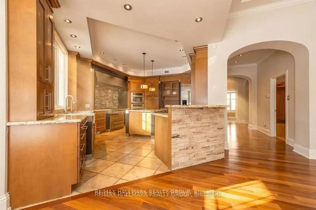 5800 Queenscourt Crescent