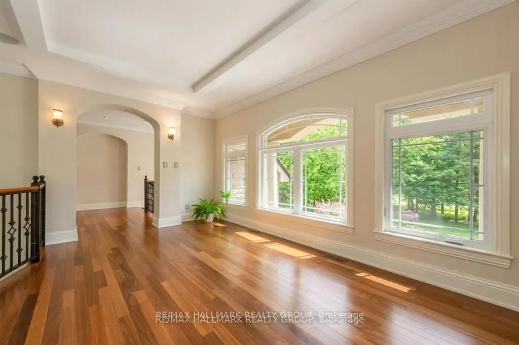 5800 Queenscourt Crescent