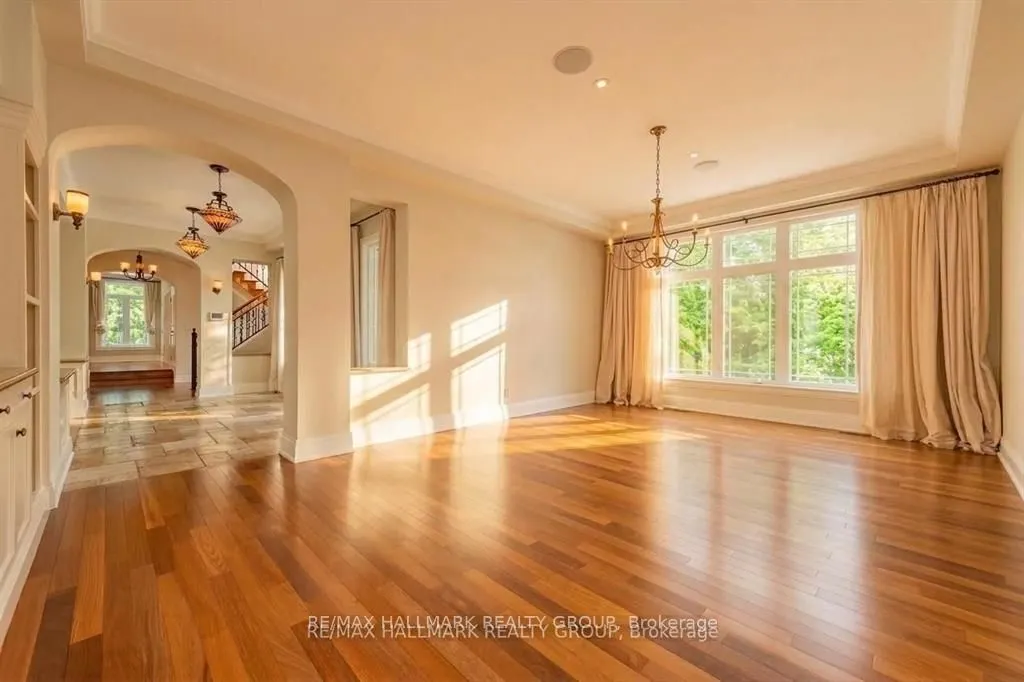 5800 Queenscourt Crescent