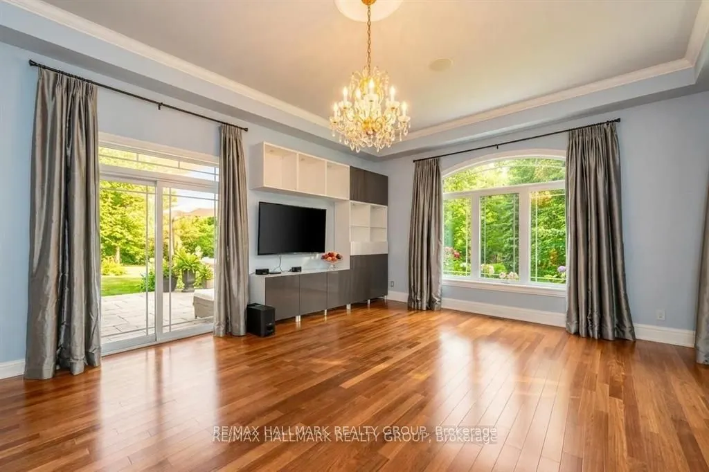 5800 Queenscourt Crescent