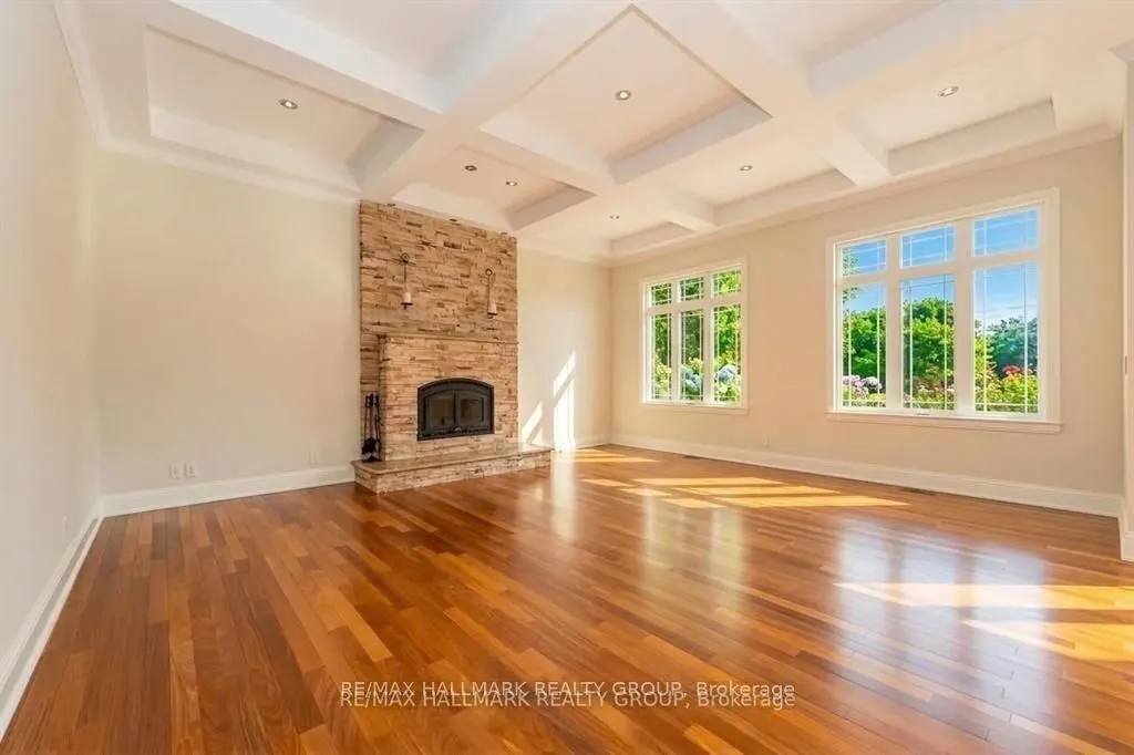 5800 Queenscourt Crescent