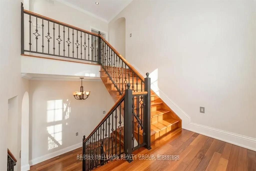 5800 Queenscourt Crescent