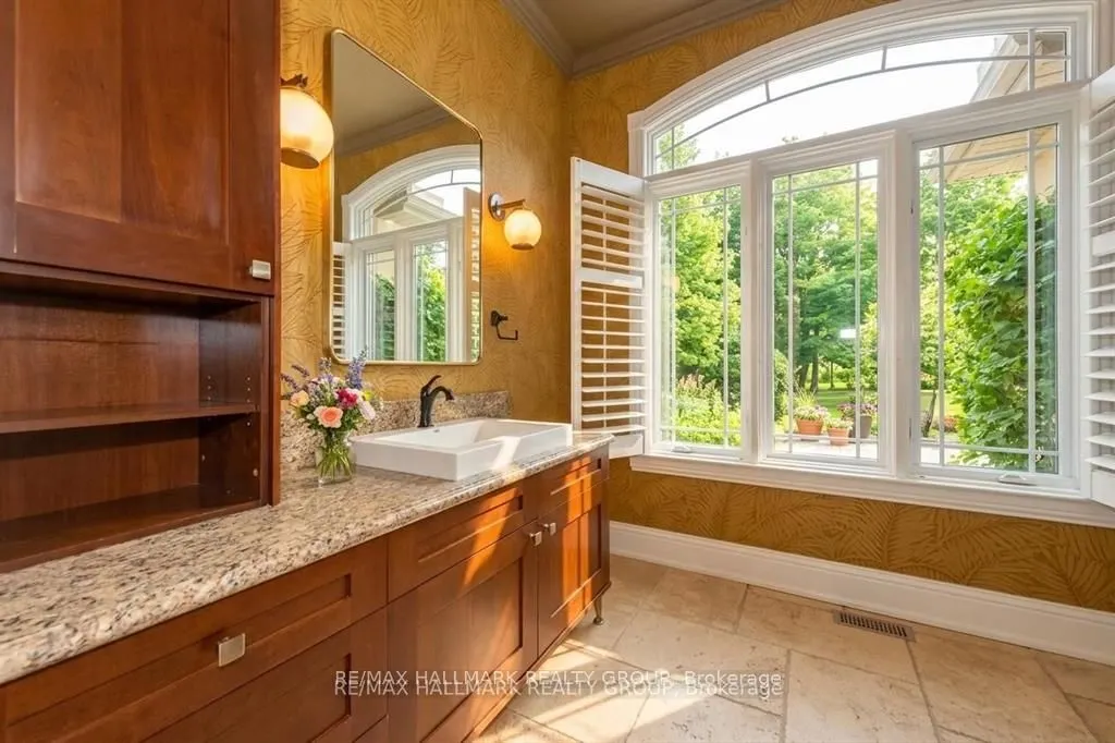 5800 Queenscourt Crescent
