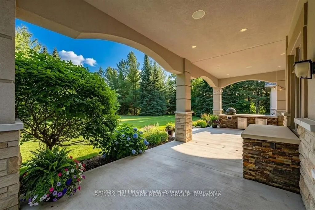 5800 Queenscourt Crescent