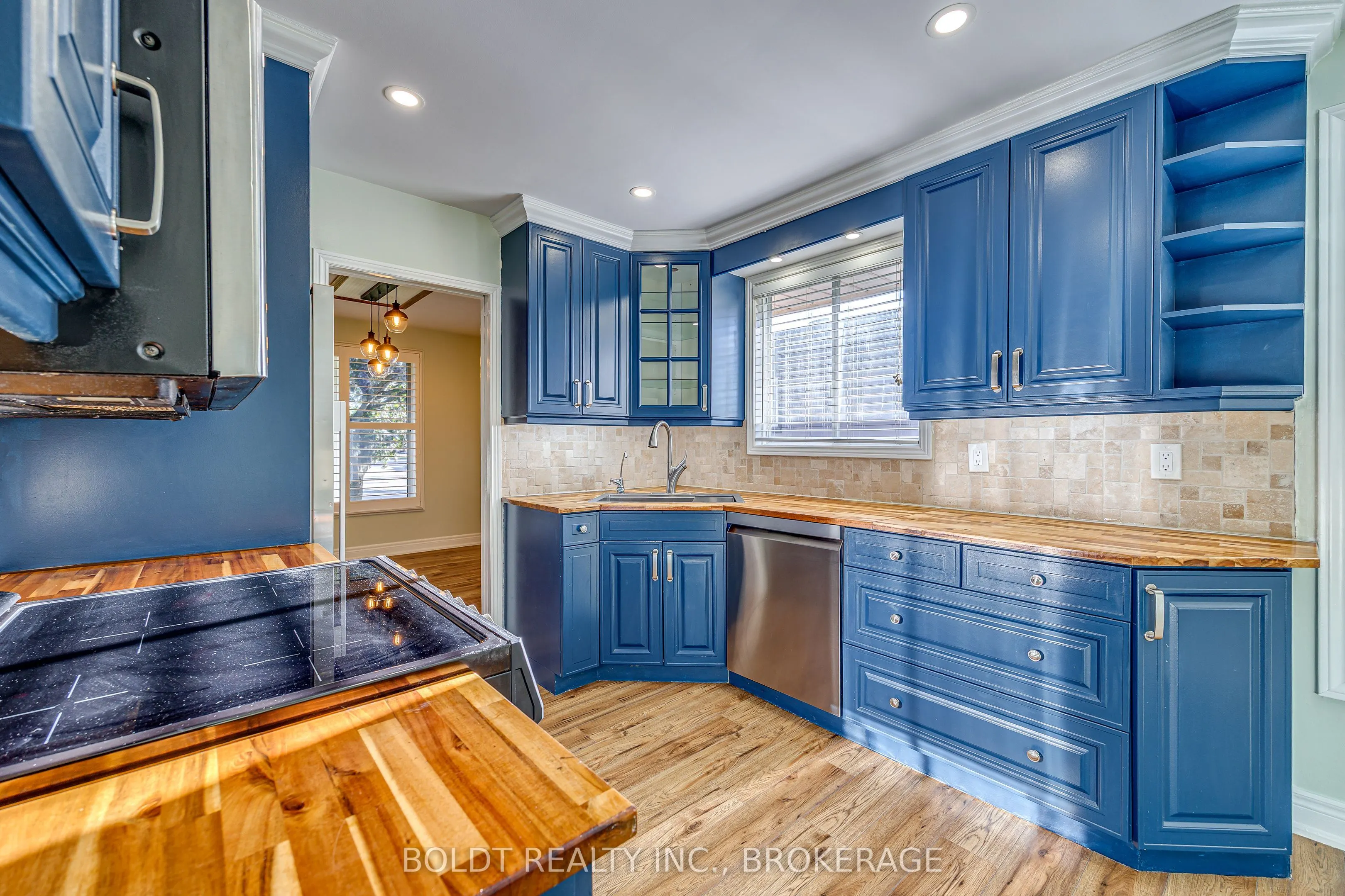 12 Bayshore Crescent