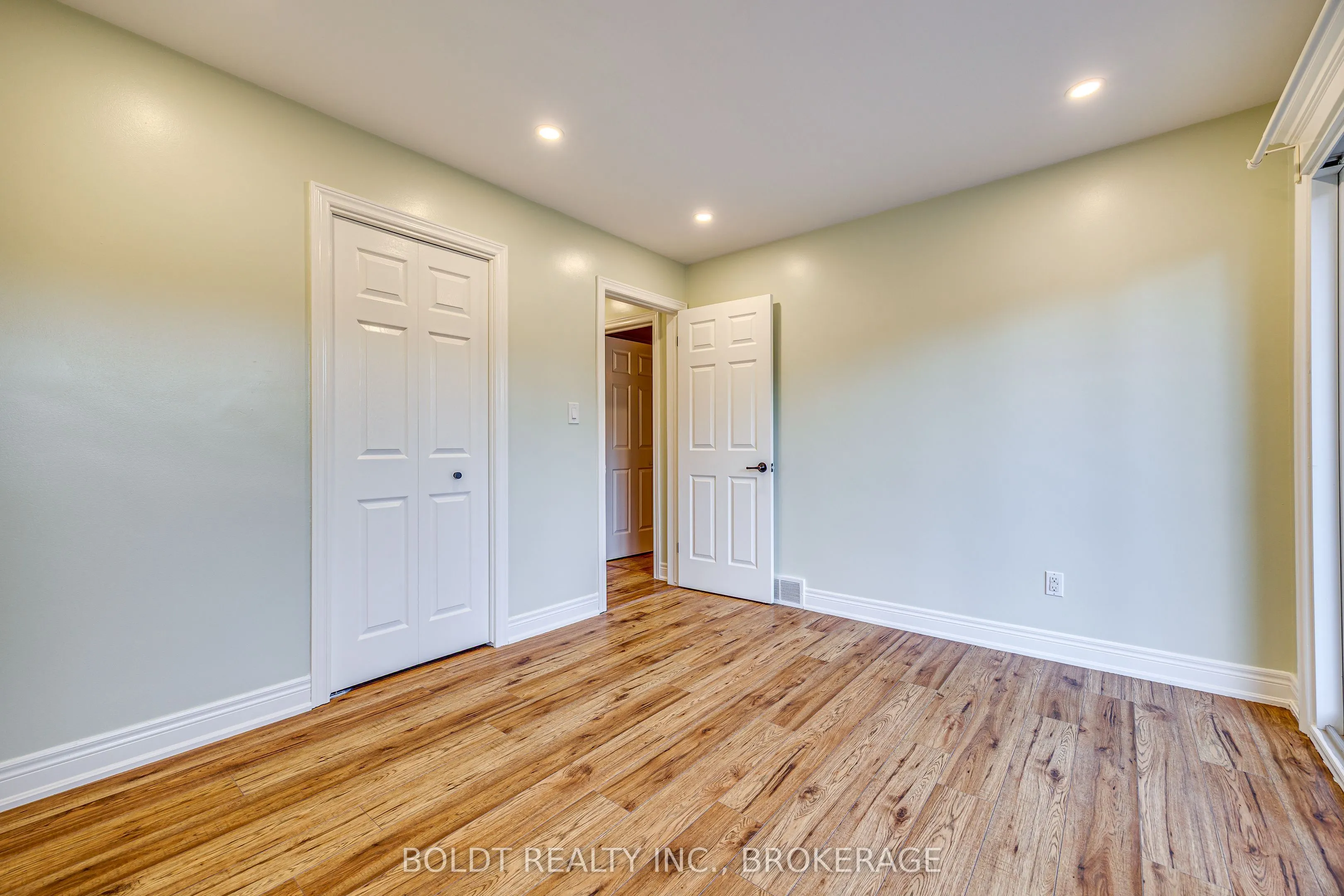 12 Bayshore Crescent