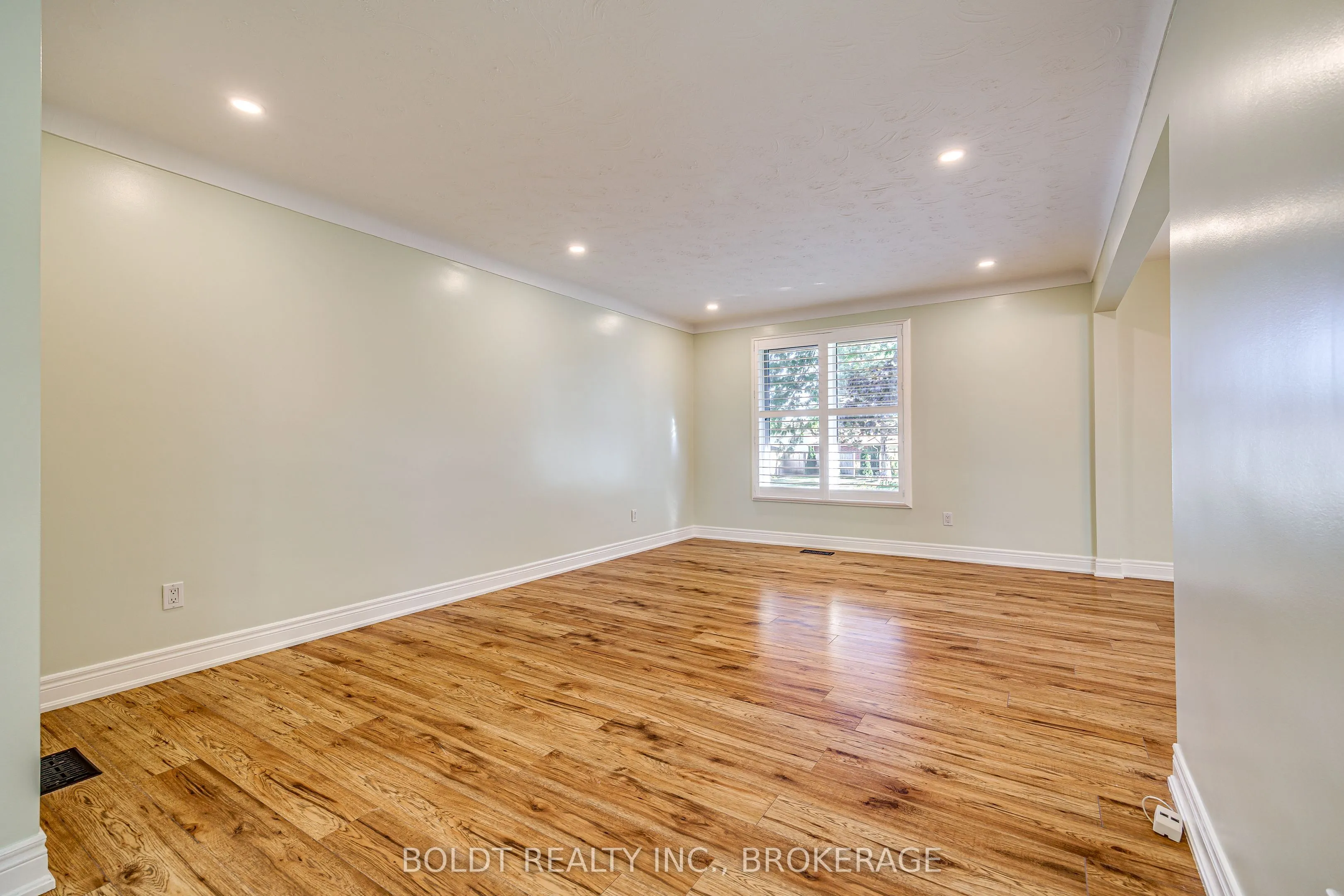 12 Bayshore Crescent