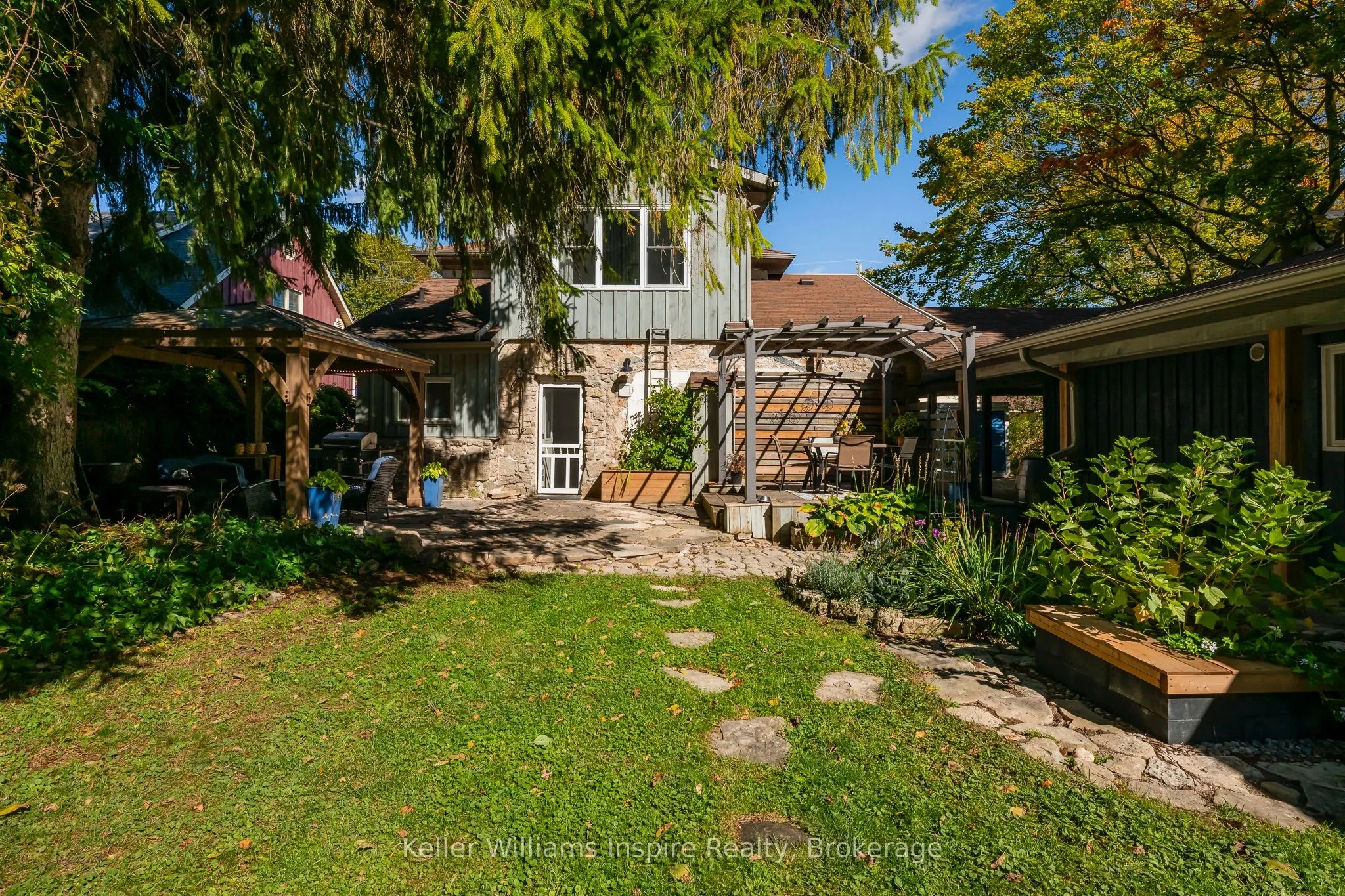 565 St David Street N