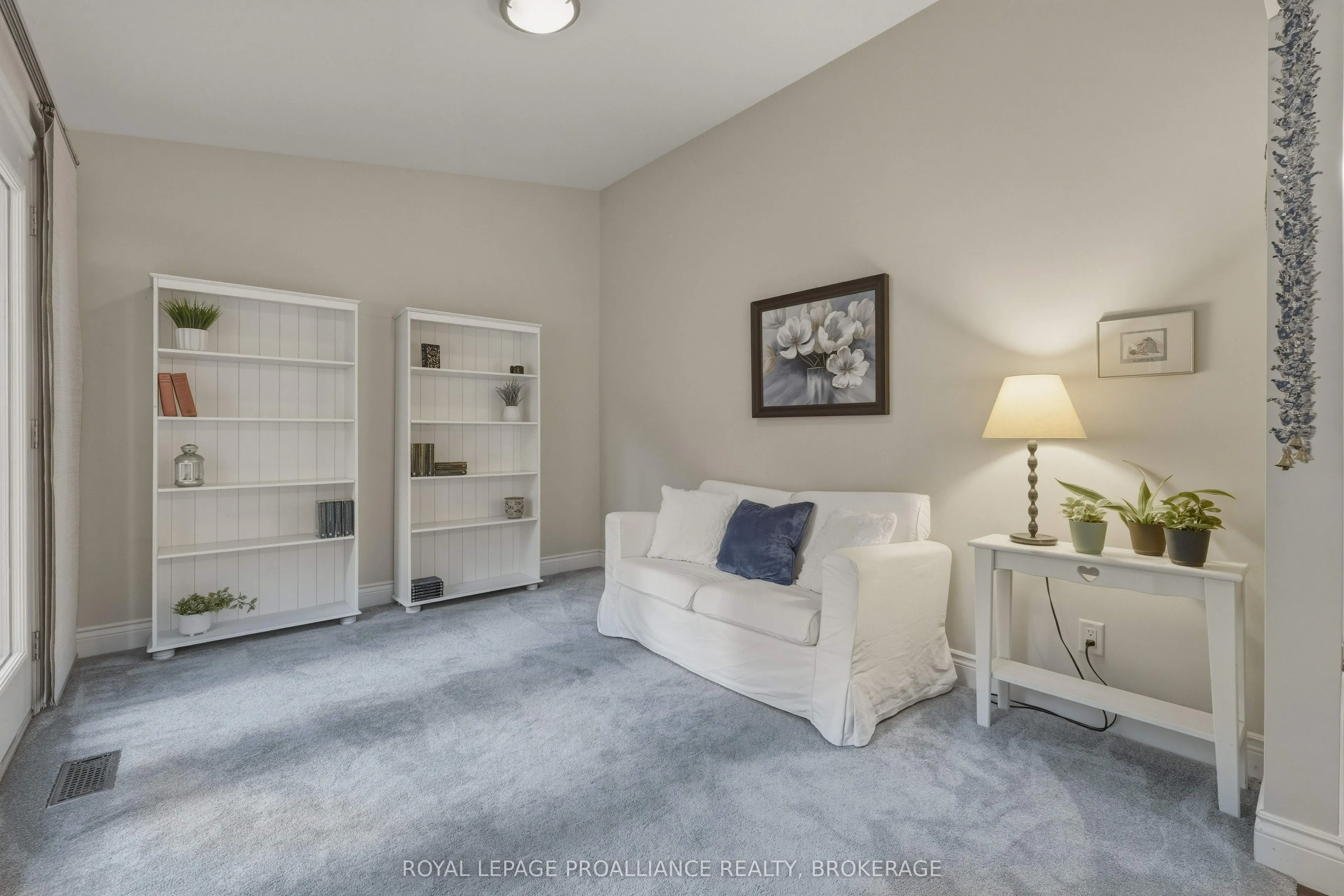27 Riverside Drive