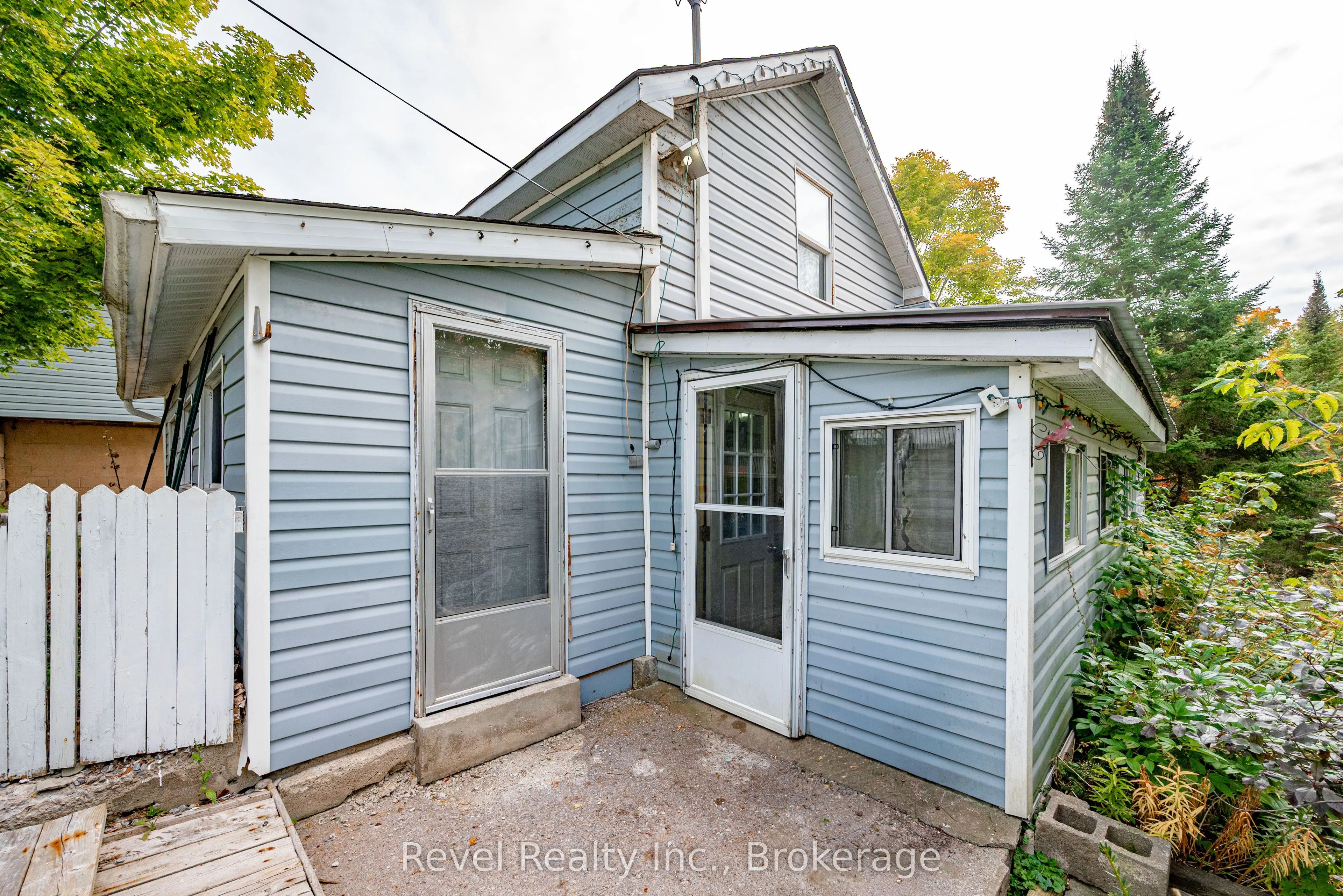 14 Richmond Street E