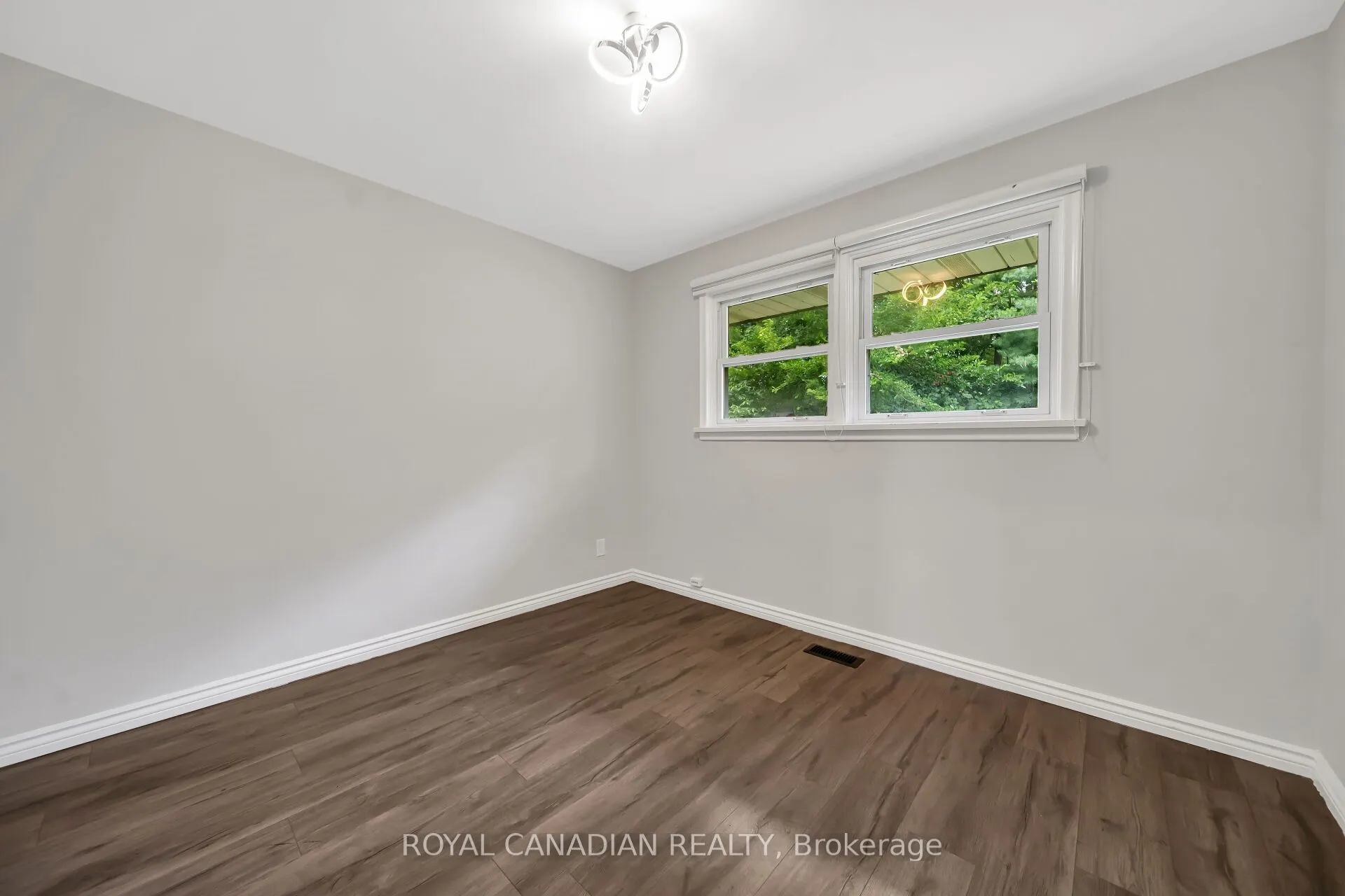 284 Cedar Crescent