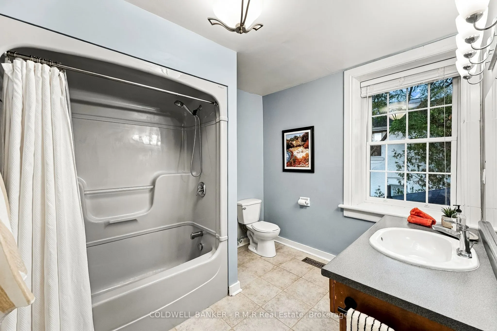 28 University Avenue W