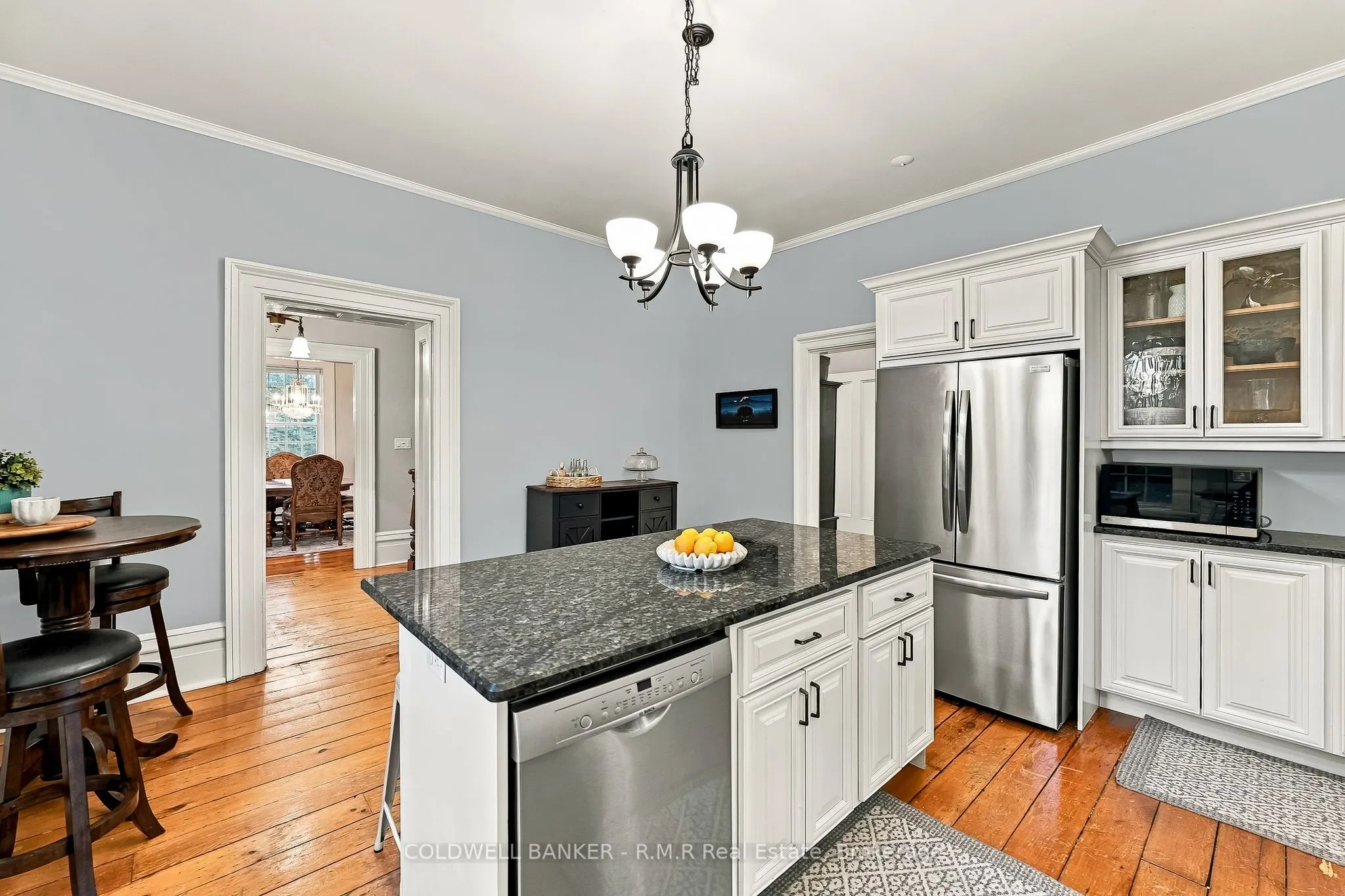 28 University Avenue W