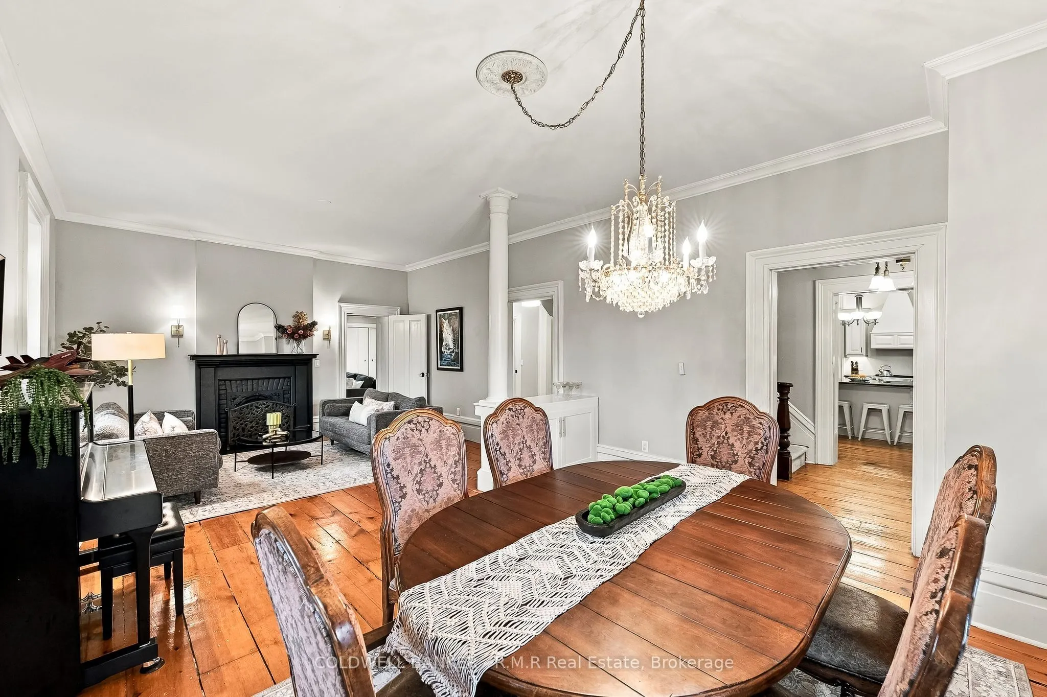 28 University Avenue W